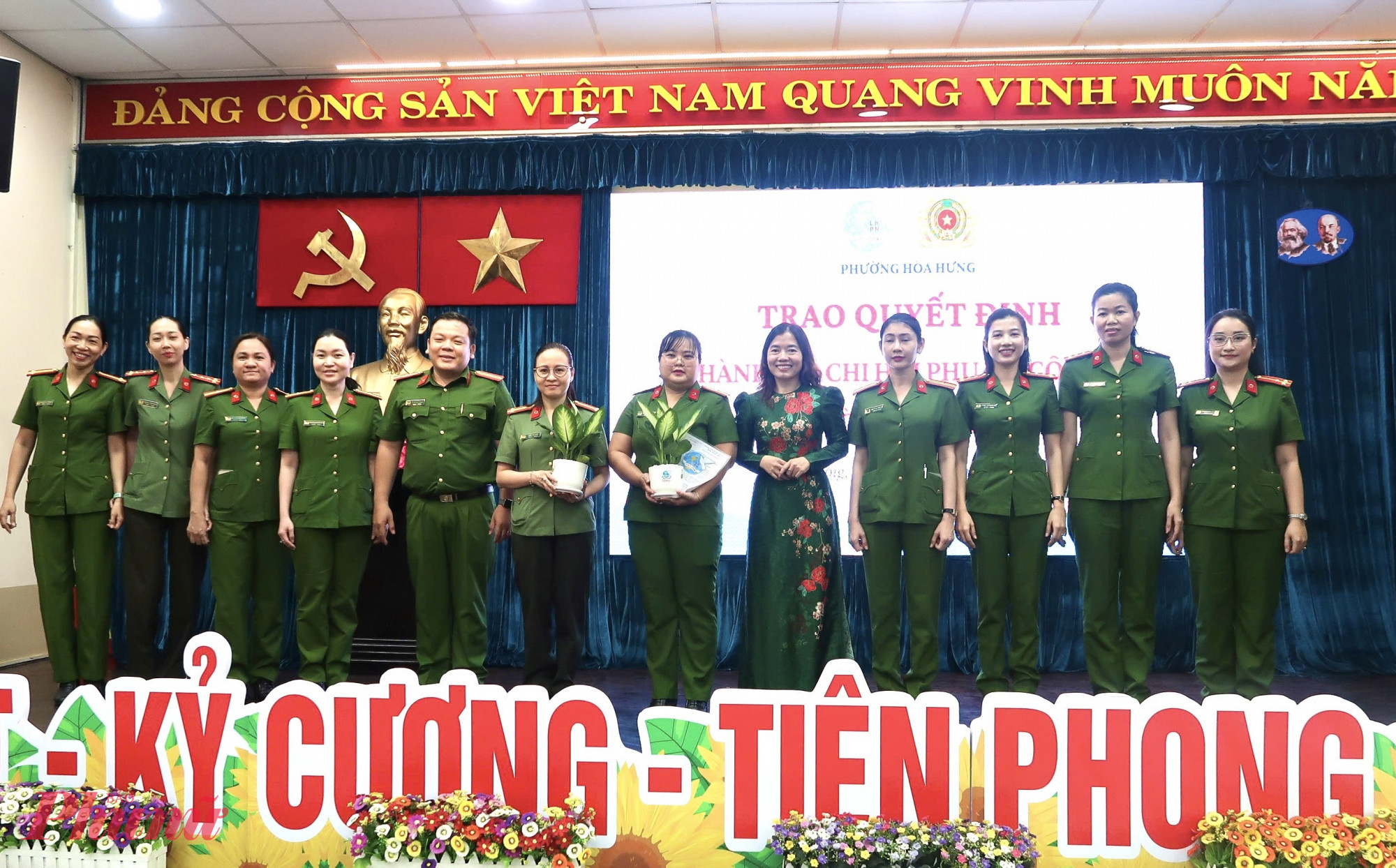 Bà Ngô Thị Quế Băng – Chủ tịch Hội LHPN phường Hoà Hưng trao quyết định thành lập Chi hội