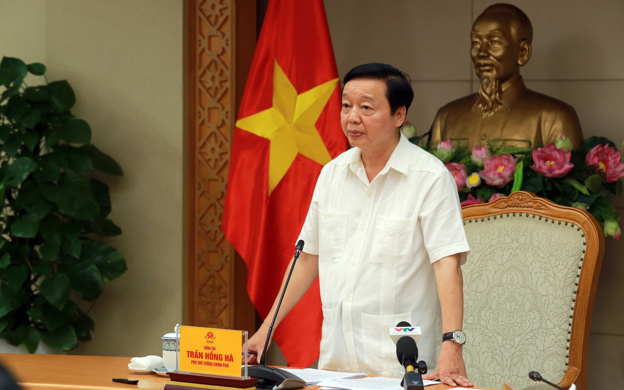 Phó Thủ tướng Trần Hồng Hà nhấn mạnh bão giảm cấp song vẫn tiềm ẩn nguy cơ mất an toàn - ảnh: VGP