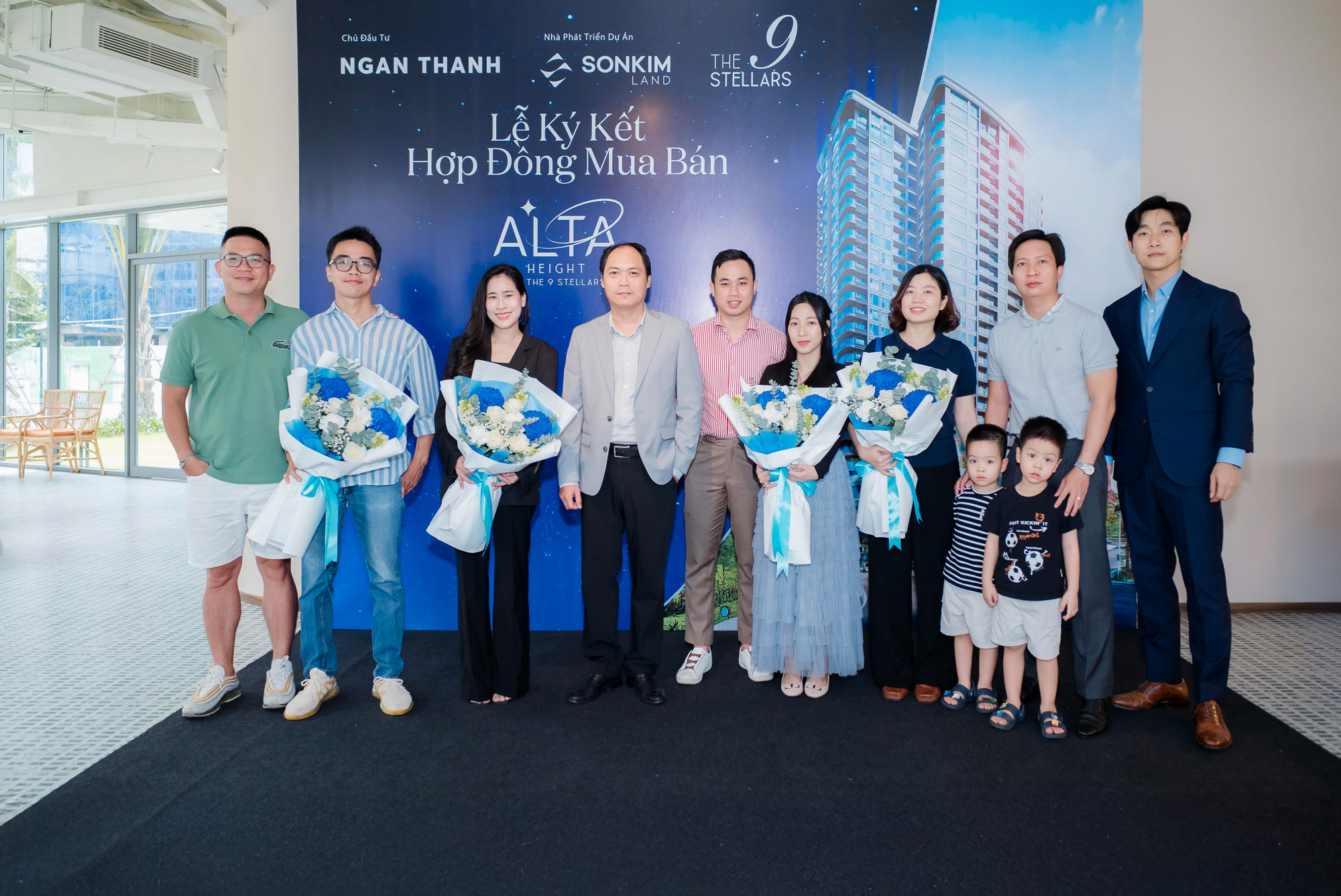 Khách hàng ký kết hợp đồng mua bán căn hộ Alta Height tại dự án The 9 Stellars - Ảnh: SonKim Land