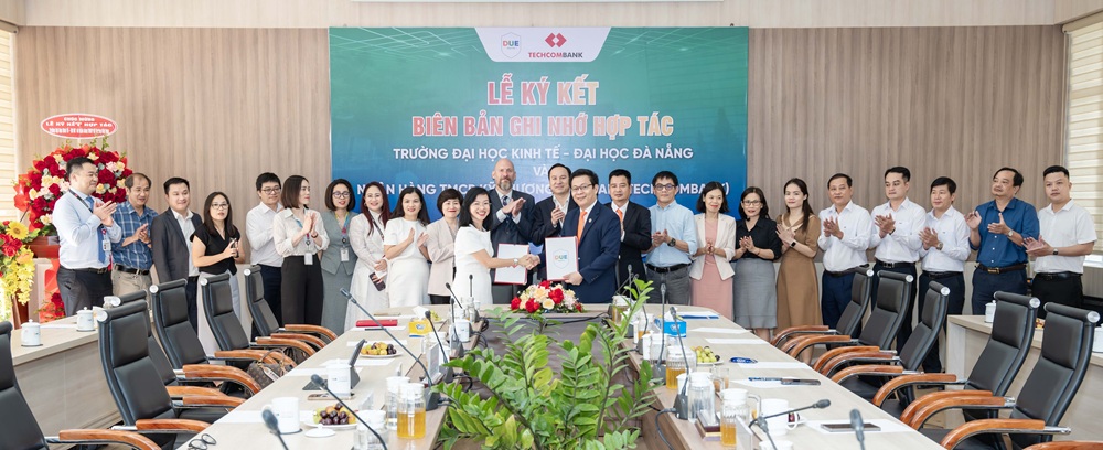 Lễ ký kết biên bản ghi nhớ hợp tác giữa Trường Đại học Kinh tế - Đại học Đà Nẵng và Ngân hàng TMCP Kỹ Thương Việt Nam - Ảnh: Techcombank