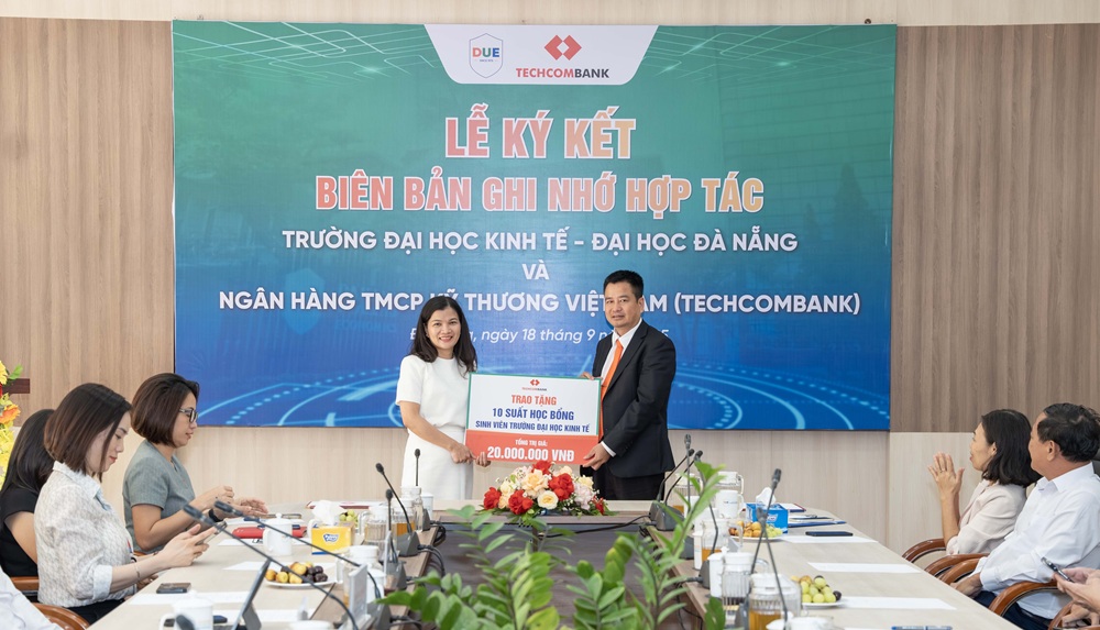 Đại diện Techcombank trao học bổng cho sinh viên Trường Đại học Kinh tế - Đại học Đà Nẵng - Ảnh: Techcombank