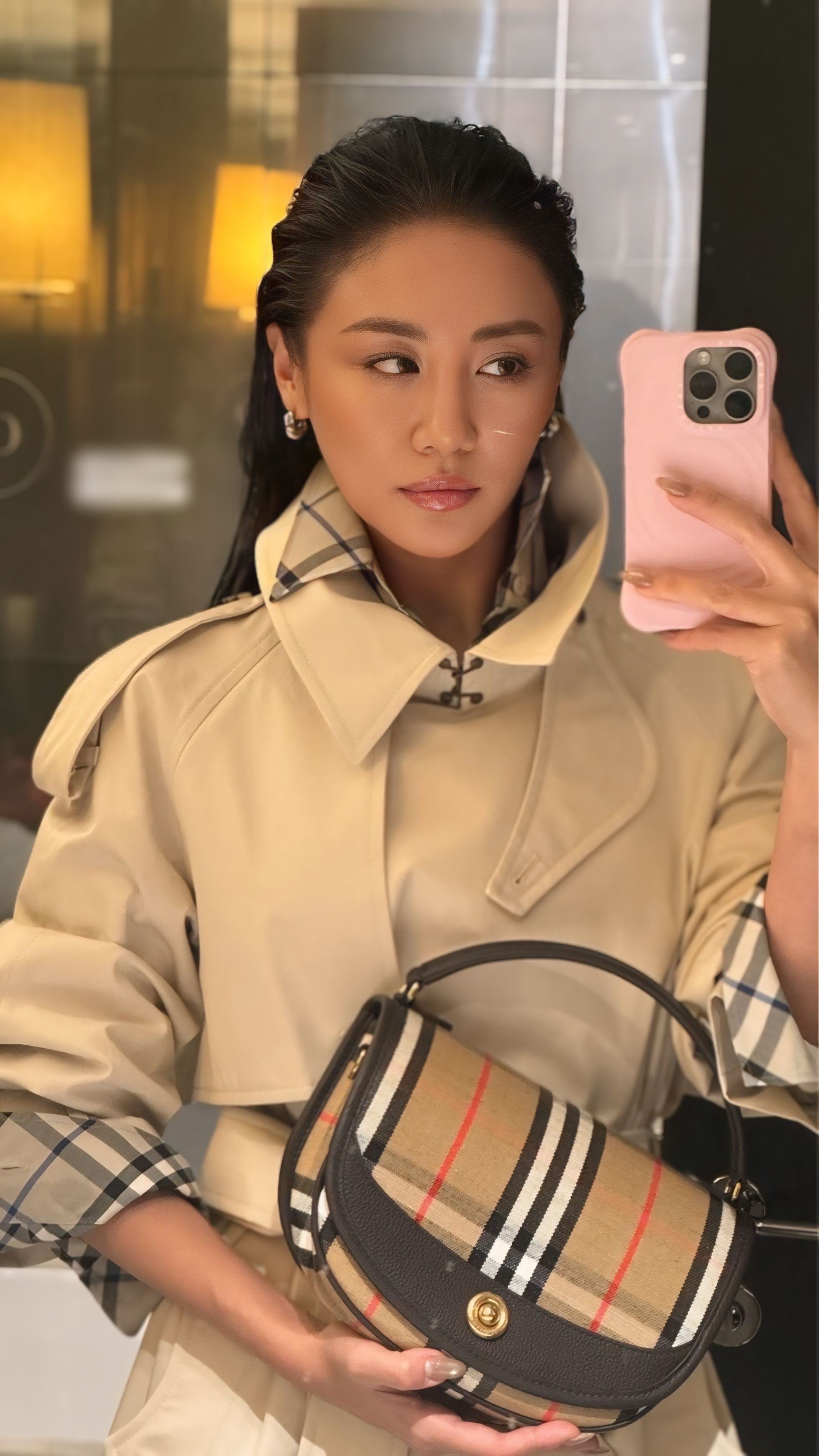 Nữ ca sĩ gây ấn tượng với phong cách trang điểm sắc sảo nhưng vẫn giữ được vẻ tự nhiên và tinh tế. Lớp nền mịn màng, căng bóng giúp làn da cô trông khỏe khoắn và bắt sáng. Điểm nhấn tập trung vào đôi mắt với hàng chân mày được chải gọn gàng, eyeliner kẻ mảnh sắc sảo, cùng phấn mắt tông trung tính nhẹ nhàng, tạo chiều sâu mà không quá đậm. Đôi môi được tô bóng với lớp son màu hồng đất pha cam nhẹ, mang lại vẻ căng mọng quyến rũ mà vẫn rất thanh lịch.