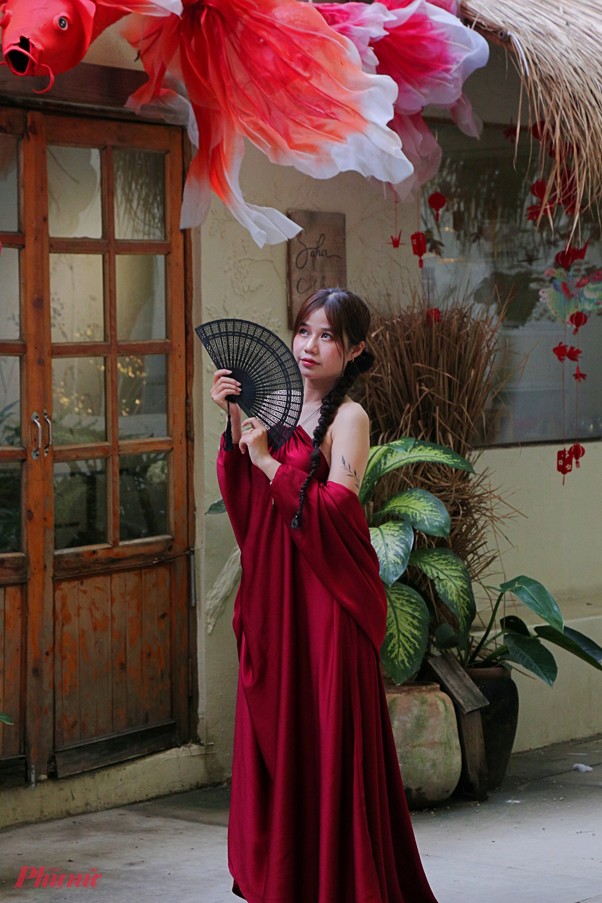Dịch vụ cho thuê trang phục cổ trang xuất hiện ngay gần nhiều quán cà phê, giá thuê dao động từ 100.000 – 200.000 đồng/bộ, giúp các bạn trẻ có những bộ ảnh “sống ảo” lung linh đúng tinh thần Trung thu.