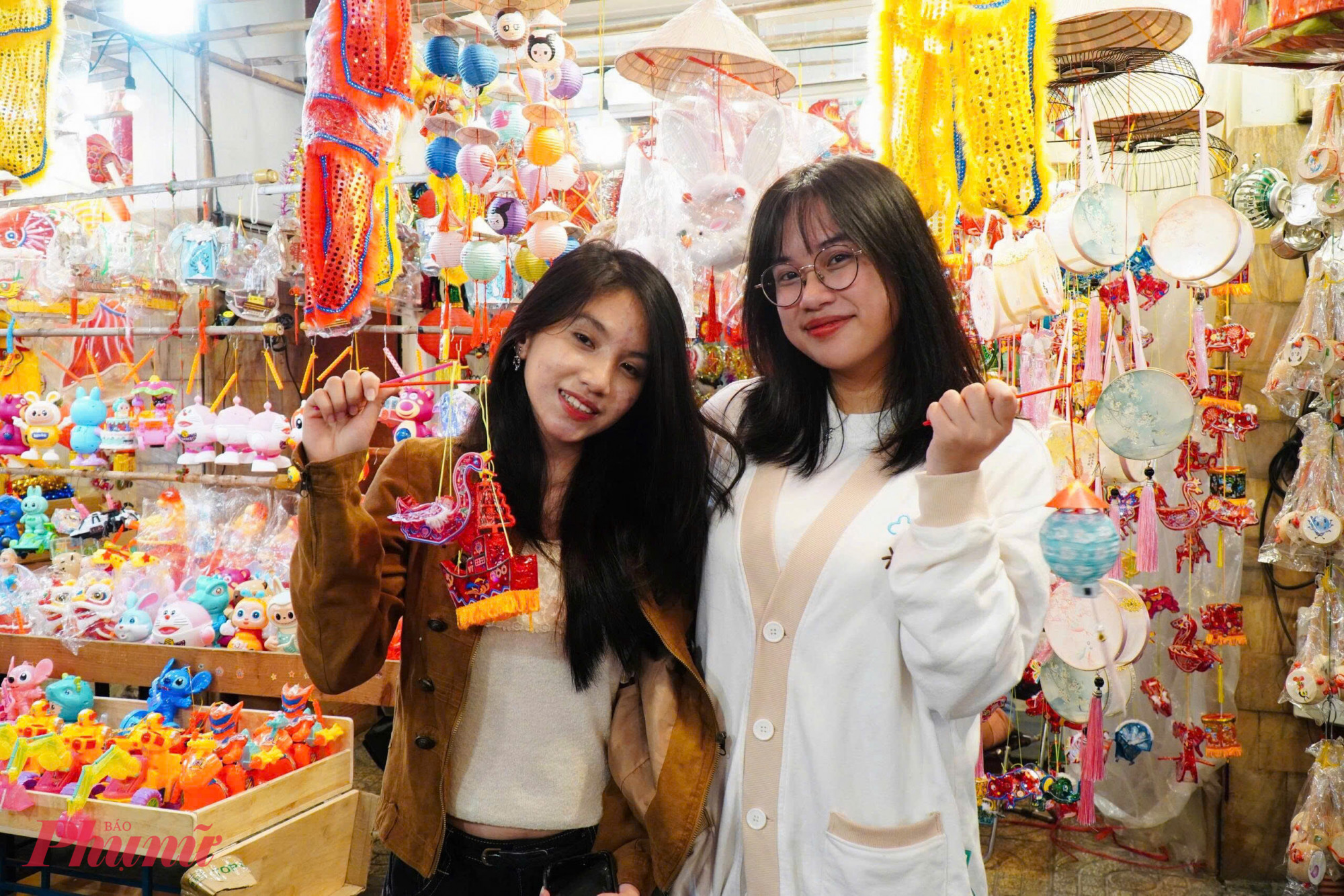 Bạn Phạm Đoàn Bảo Như và bạn Phạm Đặng Gia Nghi chia sẻ: “Cũng khá nhiều năm rồi tụi em không còn đón trung thu như hồi nhỏ mà chỉ dạo phố với bạn bè rồi ăn uống bình thường. Đến năm nay thì em bỗng nhớ cảm giác được đi chơi trung thu, cầm lồng đèn đi dạo như hồi bé được ba mẹ dẫn đi chơi nên tụi em đã thử tìm hiểu xem nơi nào sẽ phù hợp, em được một người bạn giới thiệu đến phố lồng đèn nên cũng đã tới đây thử và em rất thích không khí ở nơi đây. Tuy còn tận nửa tháng nữa mới tới trung thu nhưng bọn em cảm thấy không khí ở đây rất nhộn nhịp, sôi động, ở đây có tiếng cười nói vui vẻ của mấy bạn trẻ đi dạo chơi, những gia đình có ông bà cha mẹ dẫn con cái đi lựa lồng đèn rồi chụp hình cho con khiến chúng em cảm thấy rằng mình đang được quay về tuổi thơ vì khi xưa chúng em cũng được ba mẹ dẫn đi mua lồng đèn vào những dịp trung thu”.