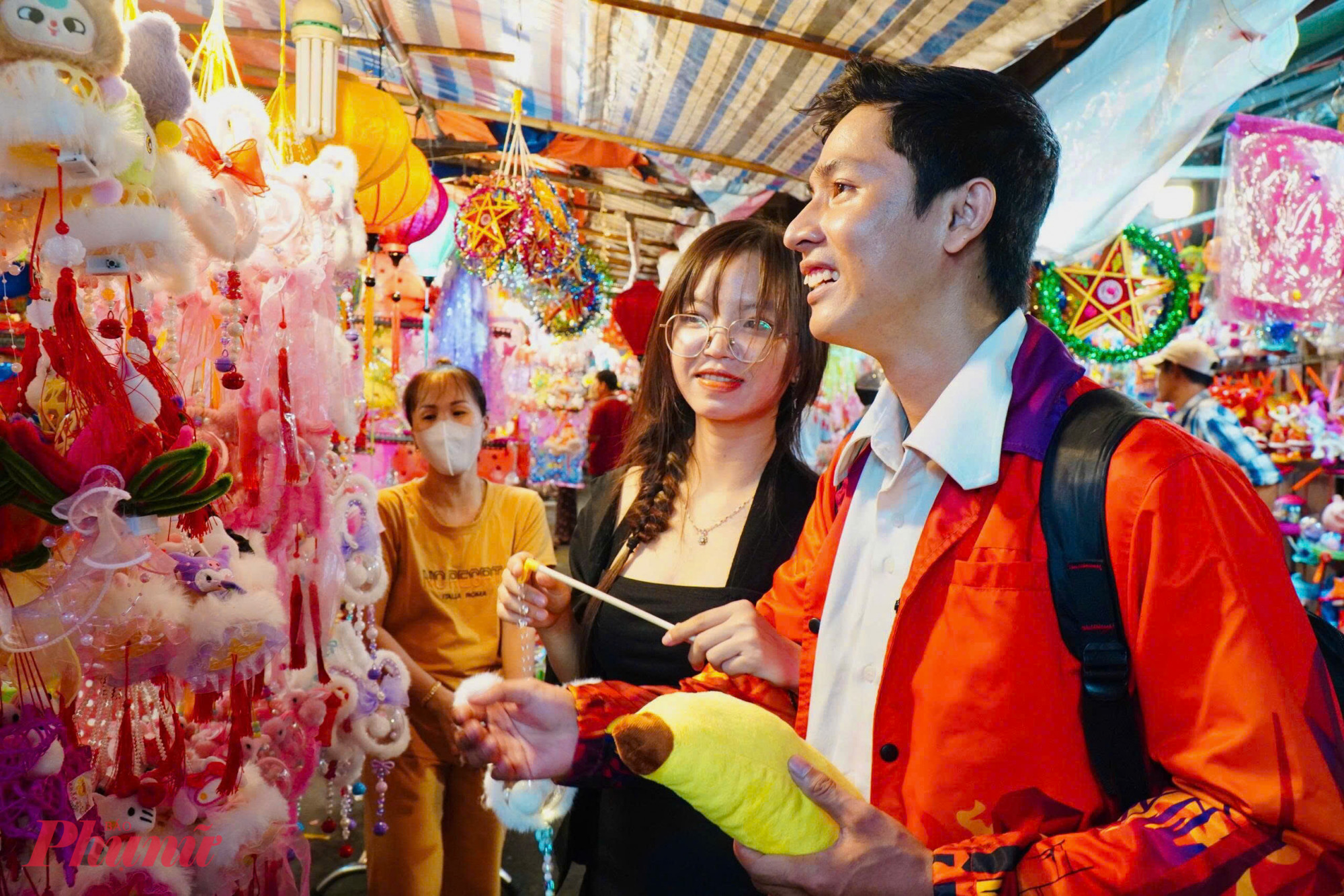 Giữa dòng người tấp nập, những người bán lồng đèn vẫn miệt mài với công việc của mình. Từng chiếc đèn được treo ngay ngắn, sắp xếp gọn gàng, từng lời giới thiệu gửi đến khách đều toát lên sự nhiệt tình và niềm đam mê với nghề. Có người đã gắn bó với phố lồng đèn mấy chục năm, coi mỗi mùa Trung thu là dịp để thắp sáng ký ức tuổi thơ cho biết bao thế hệ. Chính sự tận tâm và lòng yêu nghề ấy đã giữ cho con phố Lương Nhữ Học luôn rực rỡ, nhộn nhịp, trở thành điểm hẹn văn hóa quen thuộc mỗi độ trăng rằm.