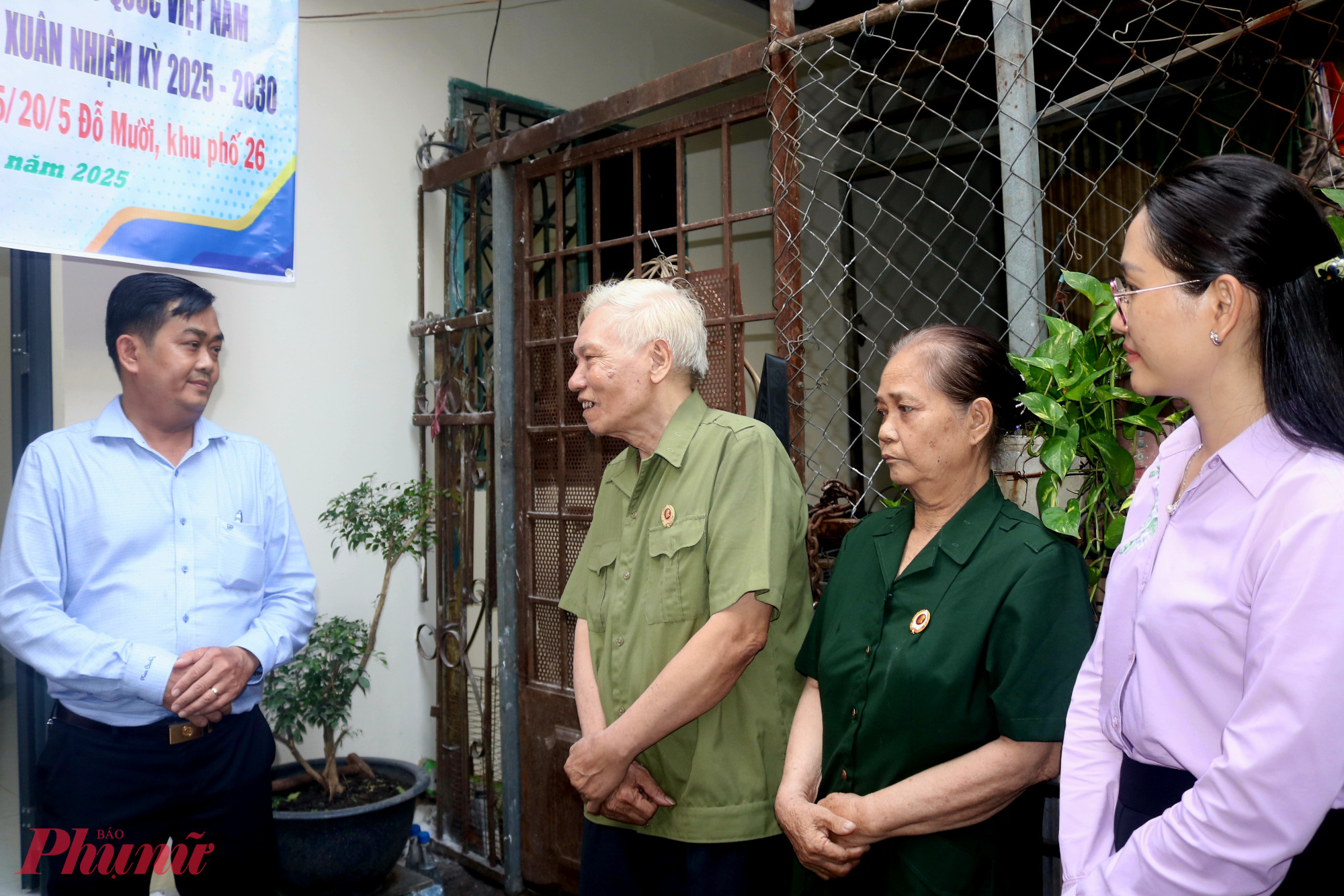 Ông Phạm Đức Sơn – Phó bí thư thường trực Đảng ủy phường Linh Xuân (bìa trái) đến chung vui cùng gia đình cựu chiến binh Nguyễn Văn Bình. Ông mong 2 vợ chồng giữ sức khoẻ, sống vui bên con cháu - Ảnh: Mẫn Nhi