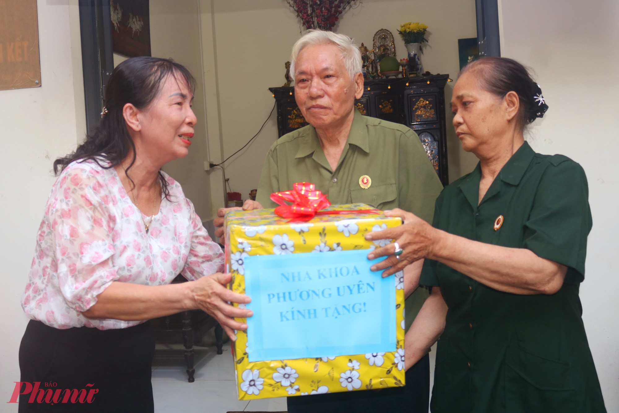 Trong lễ bàn giao, vợ chồng ông Bình cũng nhận được nhiều phần quà thiết thực phục vụ cho sinh hoạt gia đình - Ảnh: Mẫn Nhi