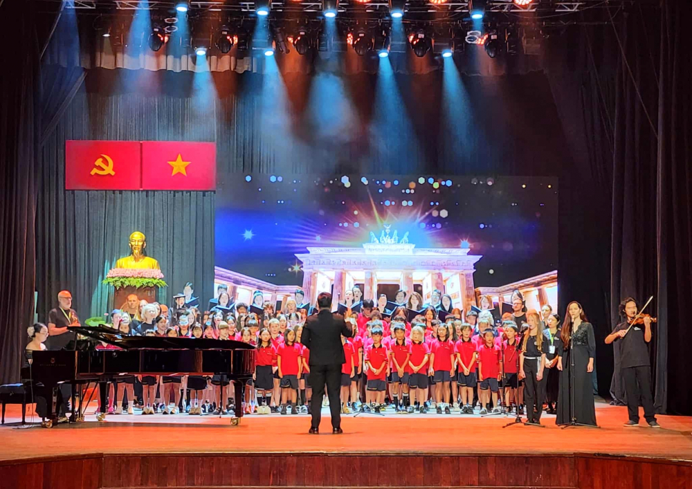 Việt Nam - Đức viết tiếp khúc ca của tình hữu nghị bền chặt Tác phẩm Ode to Joy qua phần trình bày của bởi tập thể giáo viên và học sinh Trường Quốc tế Đức cùng các nghệ sĩ Nhà hát Giao hưởng Nhạc Vũ kịch TPHCM