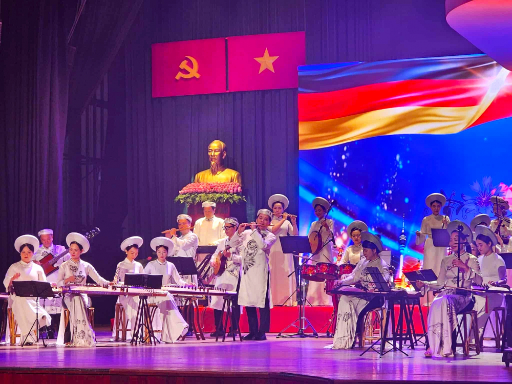 Việt Nam - Đức viết tiếp khúc ca của tình hữu nghị bền chặt Hai làn điệu dân ca Đông - Tây được kết hợp trong nhạc phẩm do qua phần trình bày của Dân nhạc dân tộc Nhà hát Bông Sen và Dàn nhạc dân tộc Nhạc viên TPHCM thực hiện