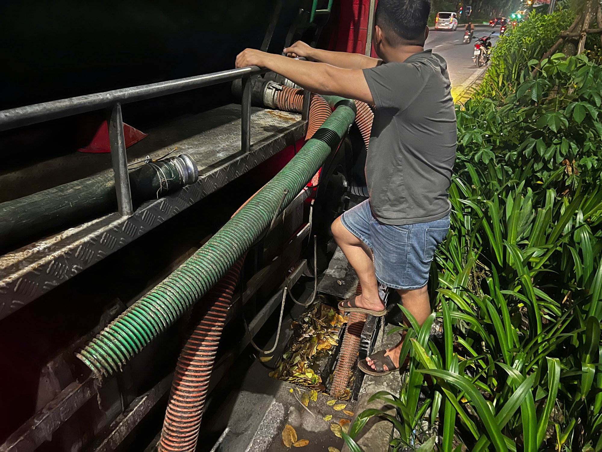 Khu vực các đối tượng xả trộm chất thải. Ảnh: Công an cung cấp