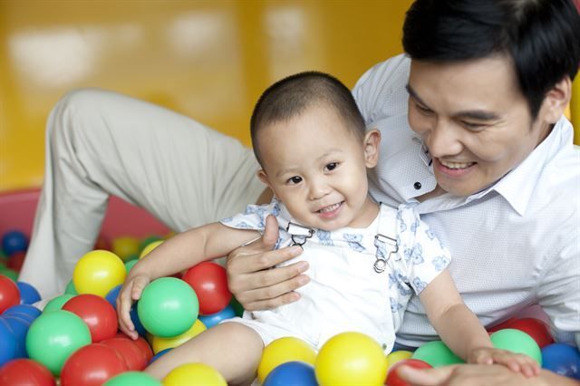 Ngày càng có nhiều nam giới lựa chọn nghỉ phép chăm con, phản ánh những thay đổi về văn hóa và chính sách.