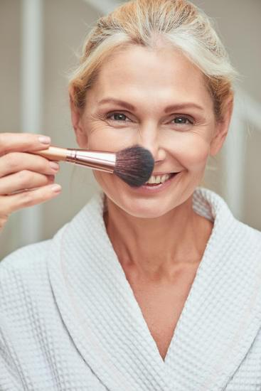 Nên sử dụng cọ để đánh phấn thay vì dùng bông phấn