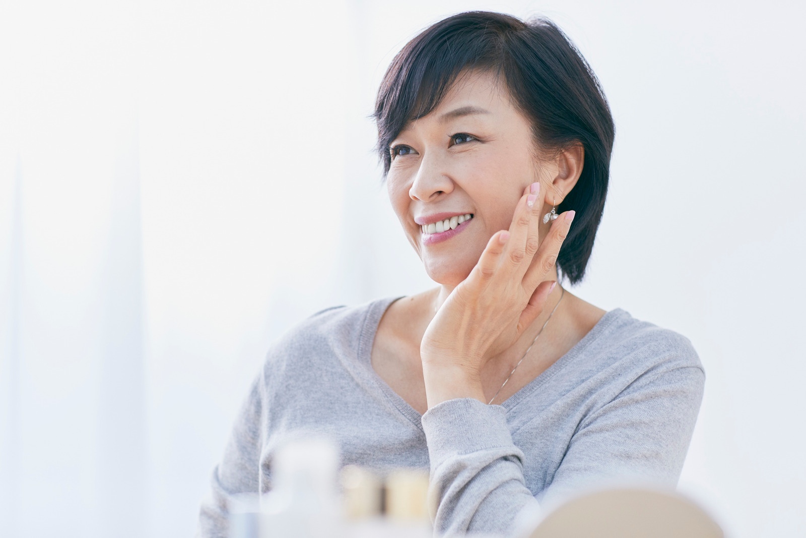Phụ nữ trung niên nên chọn cách trang điểm ít mà chất