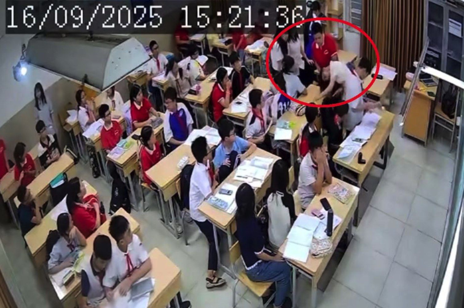 Hình ảnh học sinh lớp 7 tại Hà Nội tấn công nữ giáo viên được camera ghi lại ( ảnh cắt từ clip) 