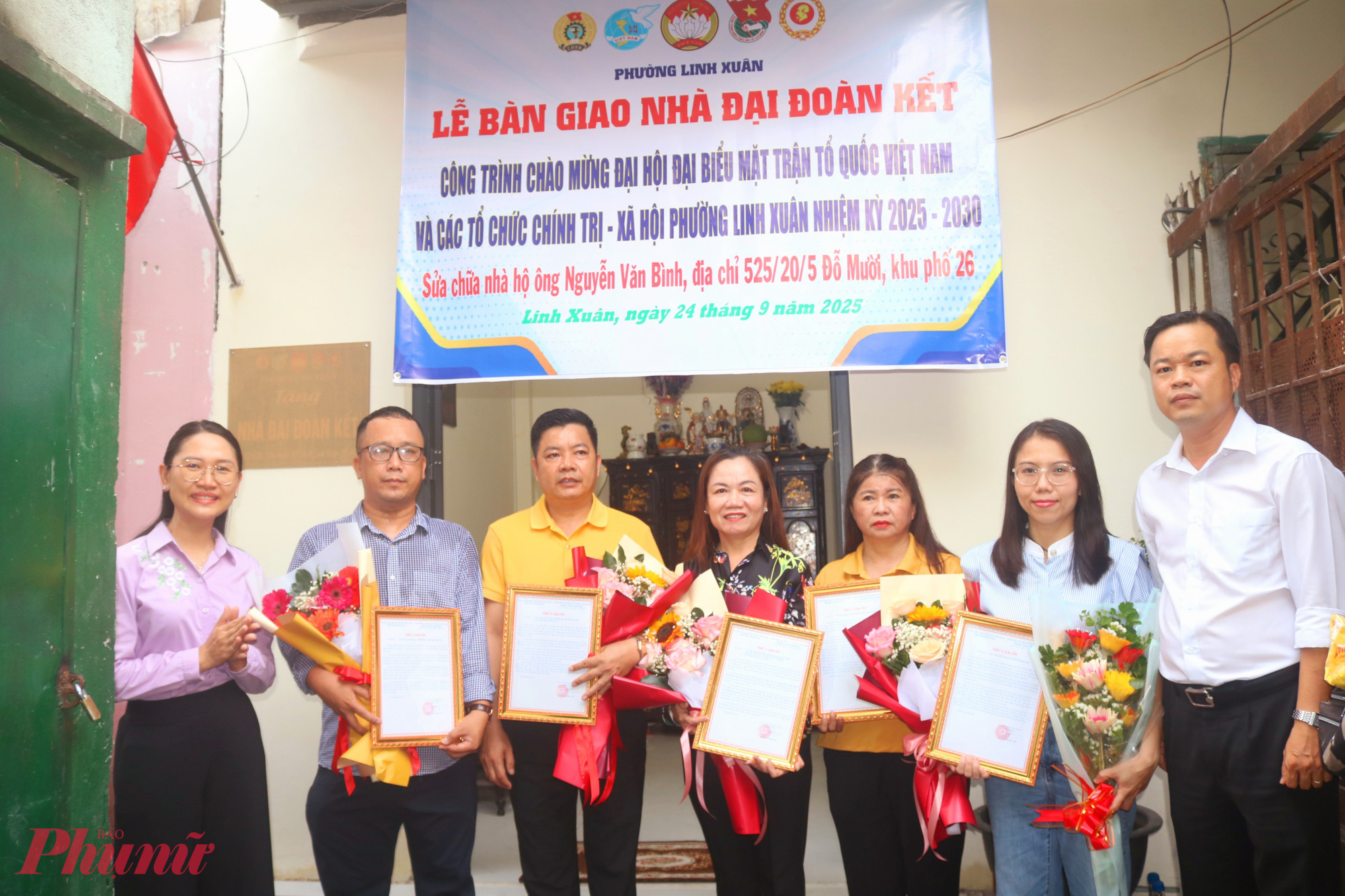 Ban tổ chức trao hoa và thư cảm ơn các đơn vị, cá nhân đã đồng hành cùng địa phương thực hiện công trình ý nghĩa giúp gia đình cựu chiến binh Nguyễn Văn Bình có nơi ở khang trang - Ảnh: Mẫn Nhi