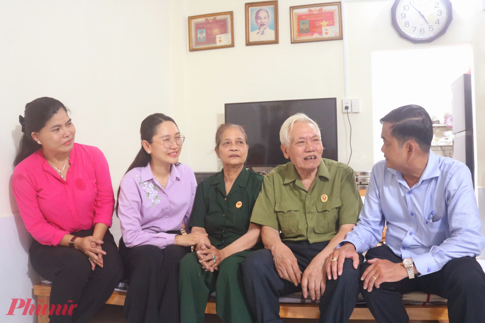 Ông Phạm Đức Sơn – Phó bí thư thường trực Đảng ủy phường Linh Xuân (bìa phải) cùng lãnh đạo Ủy ban MTTQ Việt Nam phường Linh Xuân – tham quan nhà, hỏi thăm sức khoẻ và chúc mừng vợ chồng cựu chiến binh Nguyễn Văn Bình có nhà mới - Ảnh: Mẫn Nhi