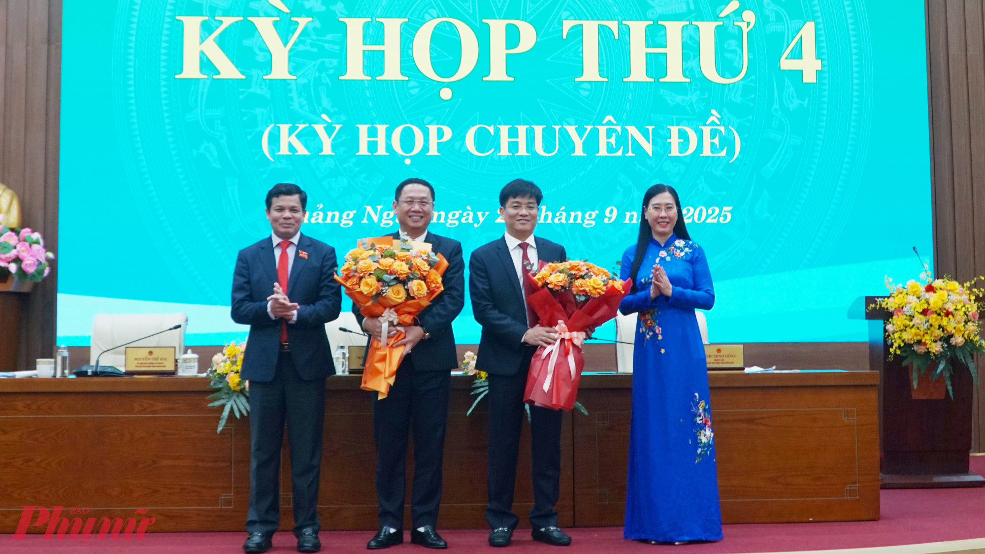 Ông Nguyễn Công Hoàng (thứ 2 bìa trái) và ông Đỗ Tâm Hiển nhận hoa chúc mừng của lãnh đạo tỉnh Quảng Ngãi
