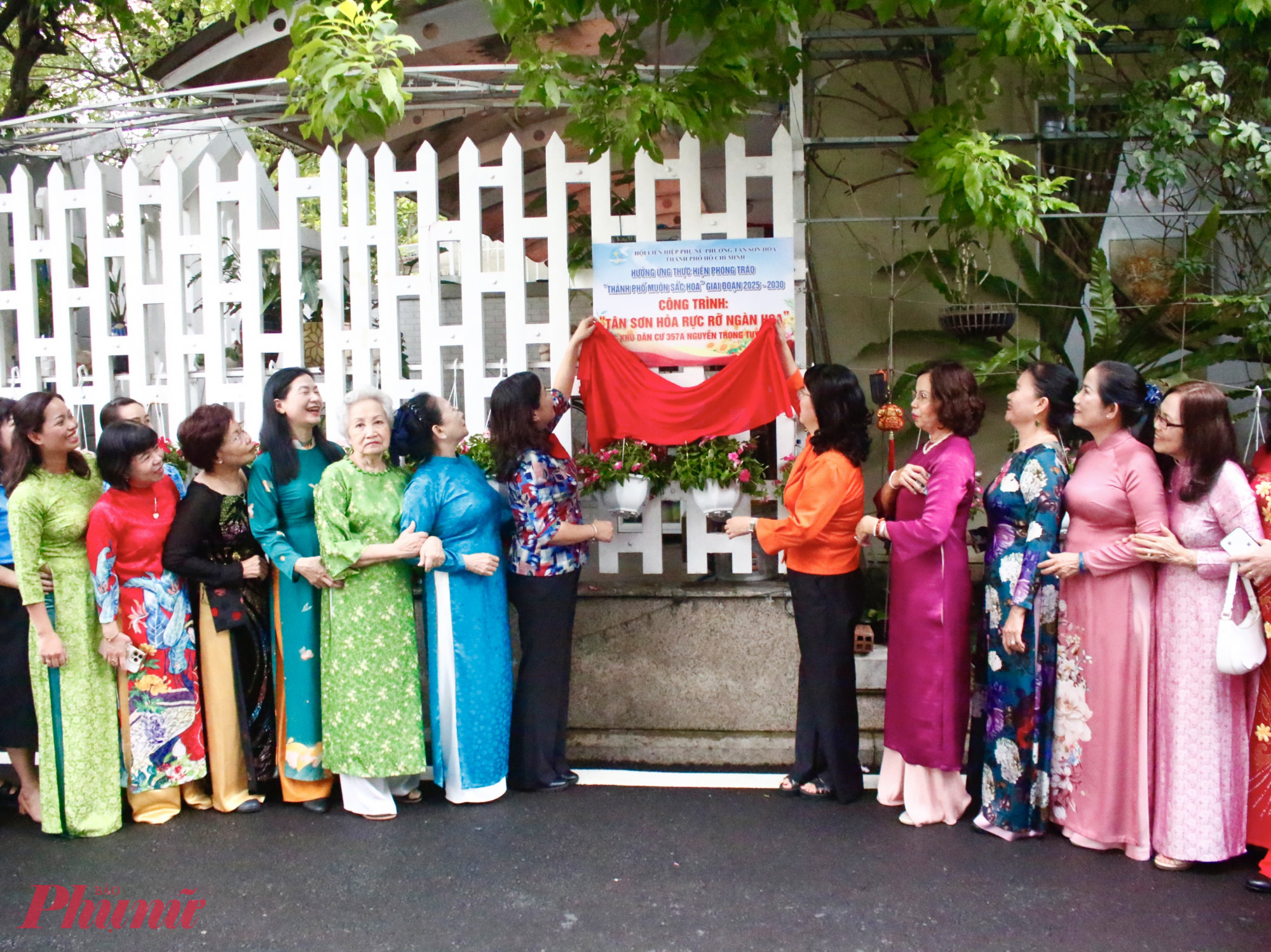 Các đại biểu thực hiện nghi ra mắt công trình “Tân Sơn Hòa rực rỡ ngàn hoa”