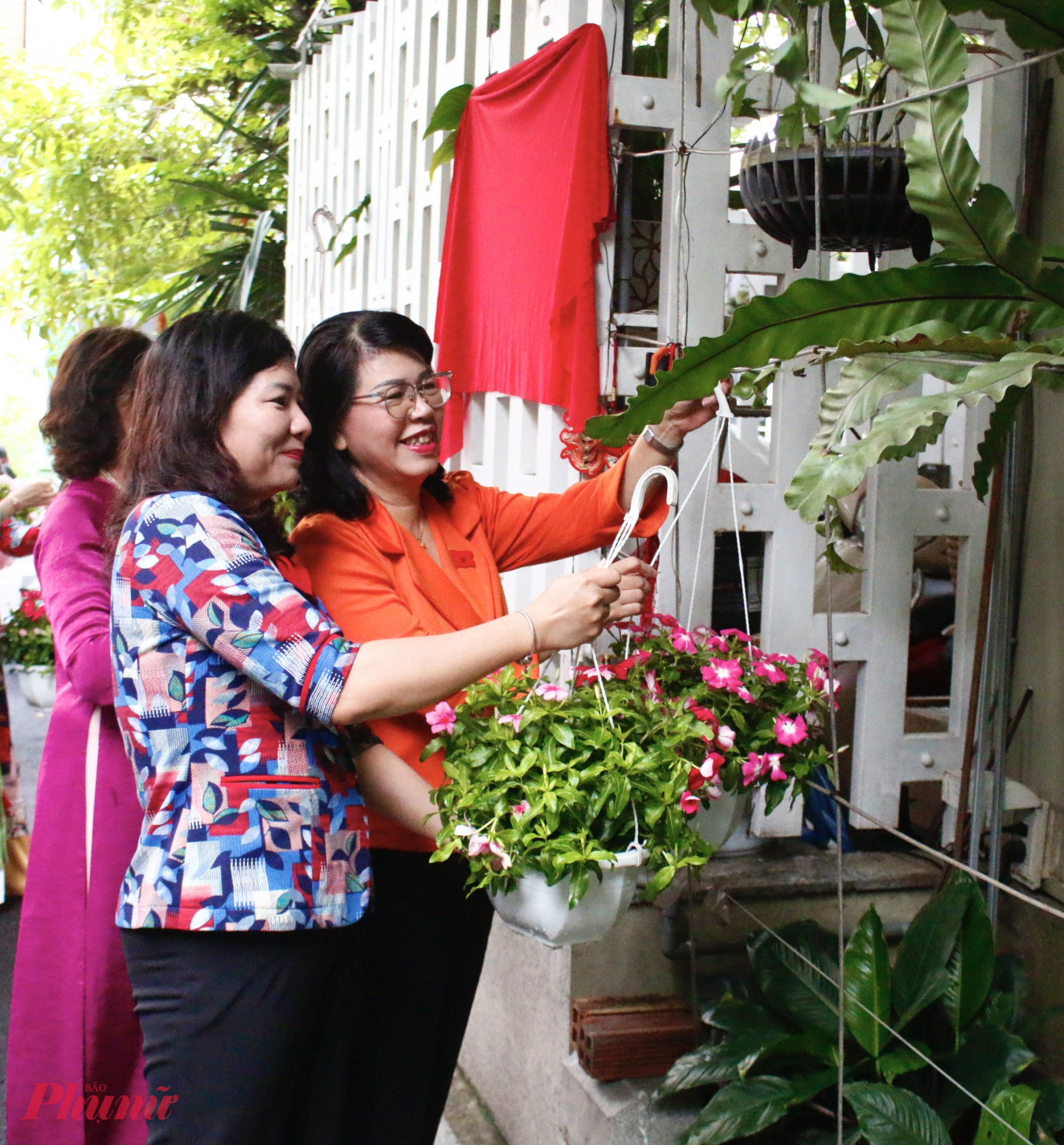 Bà Nguyễn Thị Ngọc Linh – Phó chủ tịch Hội LHPN TPHCM và bà Trương Lê Mỹ Ngọc – Bí thư Đảng ủy phường, Chủ tịch Hội đồng Nhân dân phường Tân Sơn Hoà treo hoa hưởng ứng ra mắt công trình.