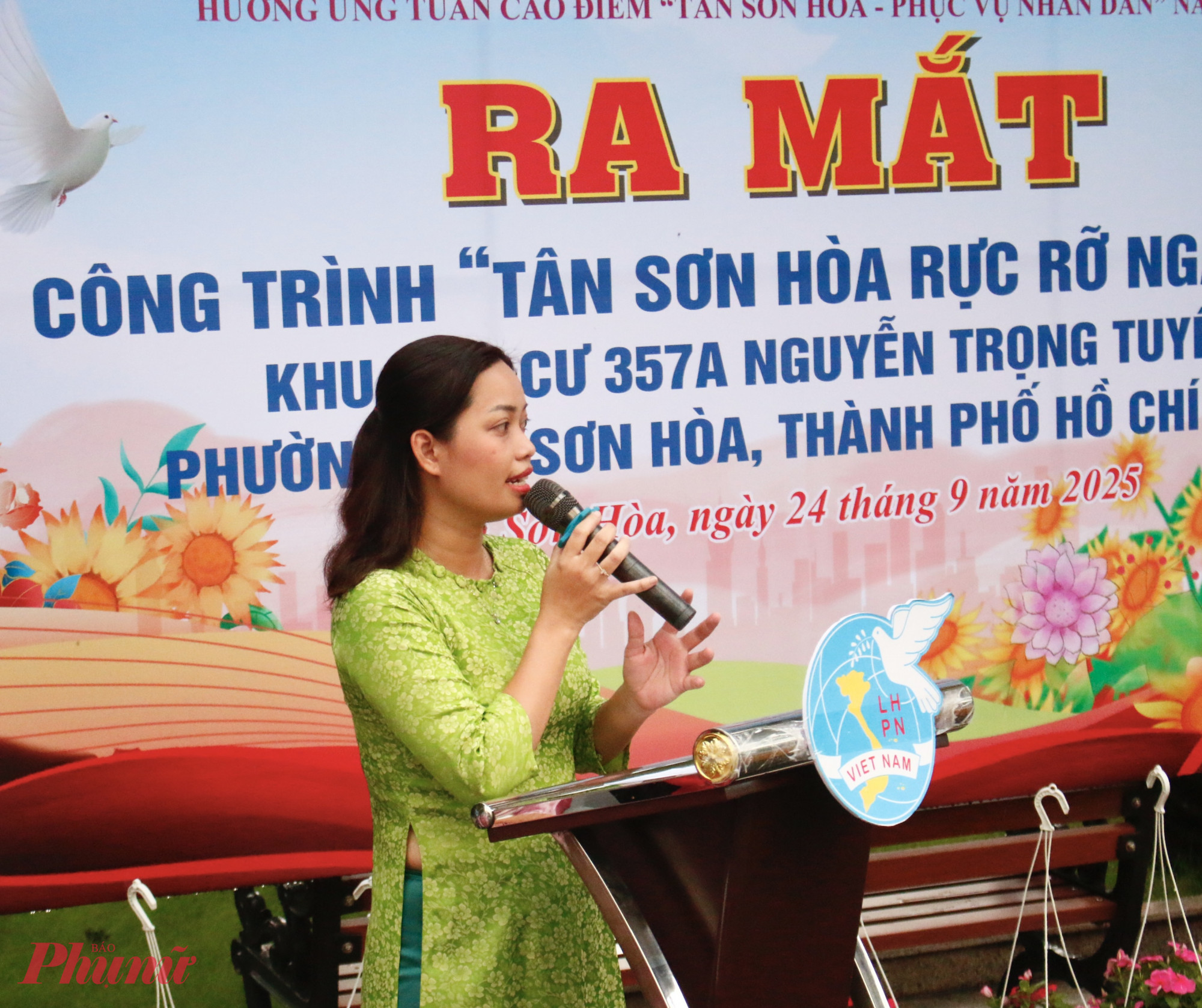 Bà Võ Thị Phi Yến – Chủ tịch Hội LHPN phường Tân Sơn Hòa cho biết: Sau khi khảo sát tình hình hội viên tại các khu dân cư, Hội đã phát động phong trào và nhận được sự đồng thuận, hưởng ứng tích cực từ người dân, đặc biệt tại khu vực 357A Nguyễn Trọng Tuyển. Từ điểm khởi đầu này, phong trào sẽ tiếp tục lan tỏa ra toàn địa bàn phường với thông điệp“Mỗi người một chậu hoa – Mỗi nhà một sắc màu; Mỗi khu phố một vườn hoa – Mỗi phường một tuyến đường hoa”, hướng đến xây dựng không gian sống xanh, rực rỡ và đầy sức sống. Theo lộ trình, đến cuối năm 2025, phường phấn đấu xây dựng ít nhất 01 công trình “Thành phố muôn sắc hoa”; năm 2028 đạt 03 công trình và đến năm 2030 hoàn thành 5 công trình. Đây không chỉ là chỉ tiêu thi đua mà còn là cam kết, niềm tự hào và khát vọng góp phần xây dựng TPHCM văn minh, hiện đại, nghĩa tình. Qua đó, bà Yến chính thức phát động đến toàn thể cán bộ, hội viên và nhân dân tích cực trồng, chăm sóc hoa, cây xanh tại nhà, trên ban công, trong sân vườn; mỗi hội viên phụ nữ là một tuyên truyền viên gương mẫu, vận động cộng đồng cùng tham gia để công trình “Tân Sơn Hòa rực rỡ ngàn hoa” duy trì lâu dài, lan tỏa mạnh mẽ. 
