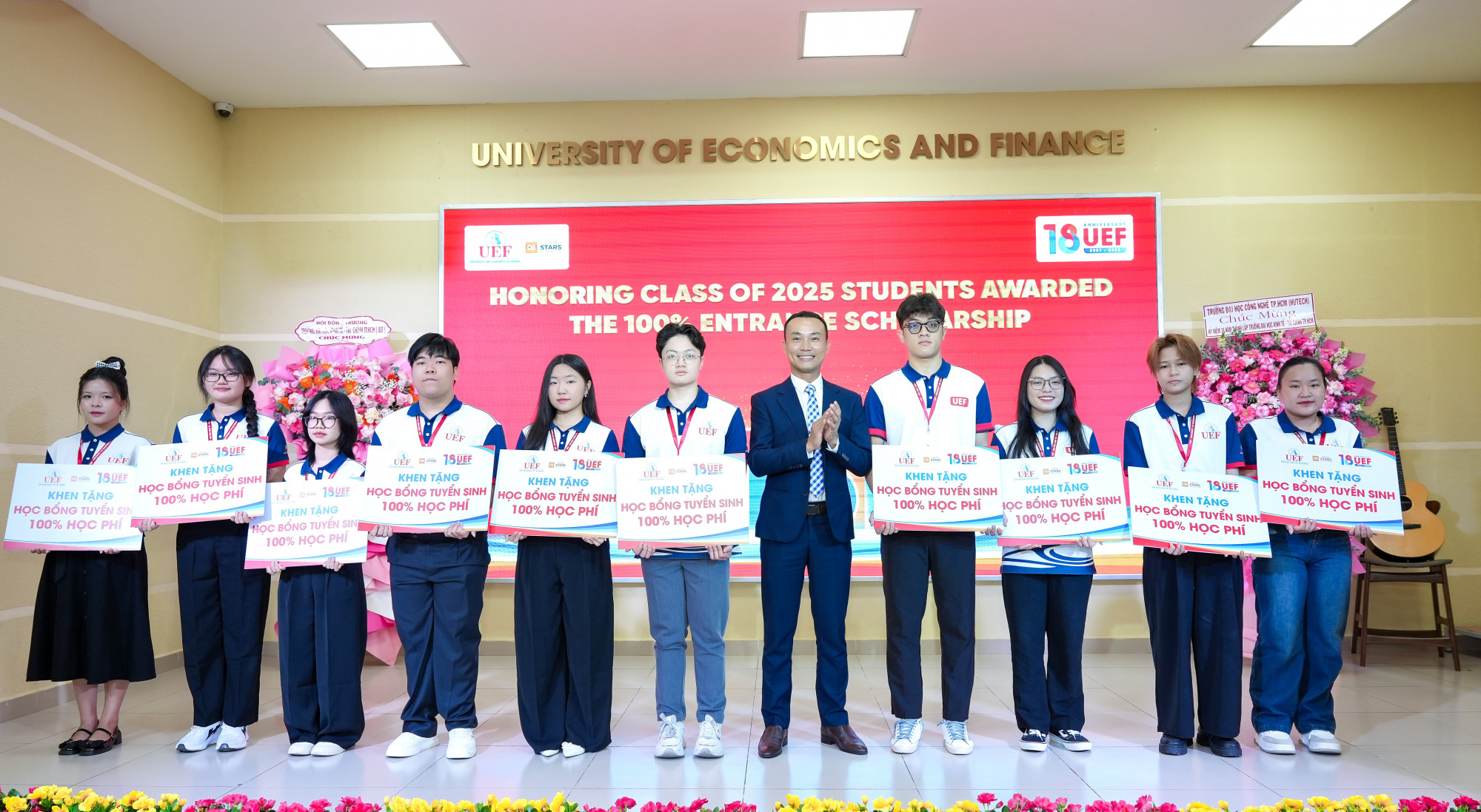 Trong chương trình nhà trường đã trao tặng các gói học bổng dành cho thí sinh vừa trúng tuyển vào trường ở 37 ngành đào tạo, 4 chương trình tài năng khóa 2025 - Ảnh: UEF