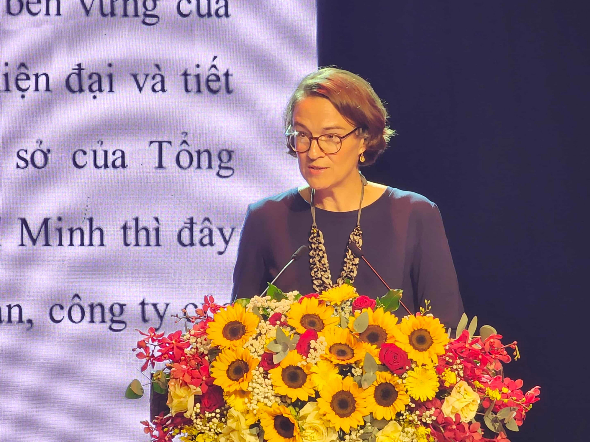 Việt Nam - Đức viết tiếp khúc ca của tình hữu nghị bền chặt Bà Andrea Maria Sühl, Tổng Lãnh sự Đức tại TPHCM, nhấn mạnh tầm quan trọng của mối quan hệ Việt Nam - Đức trong việc duy trì duy trì hòa bình, an ninh và thịnh vượng