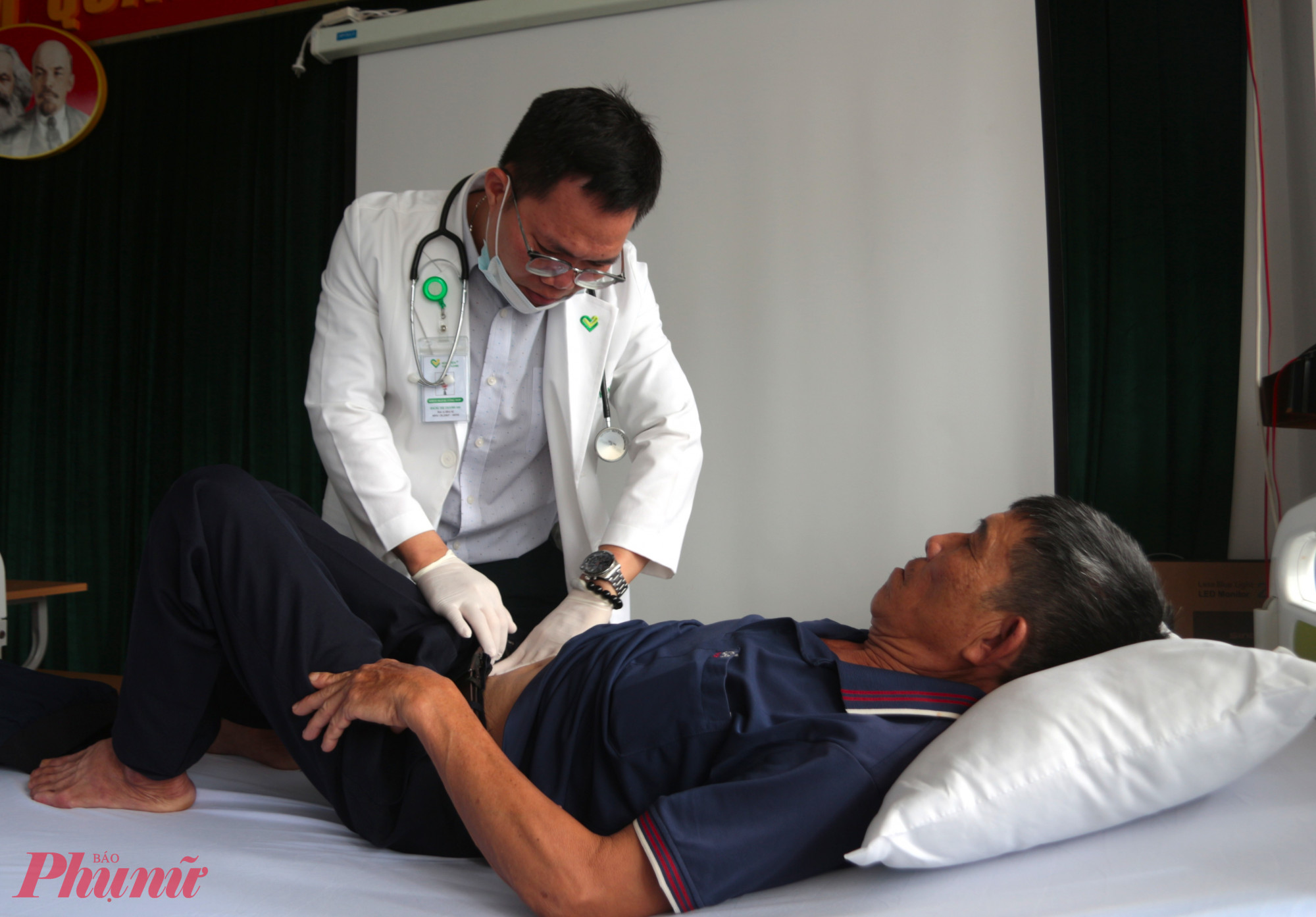 Nhiều bác sĩ chuyên khoa được mời đến để thăm khám cho bệnh nhân
