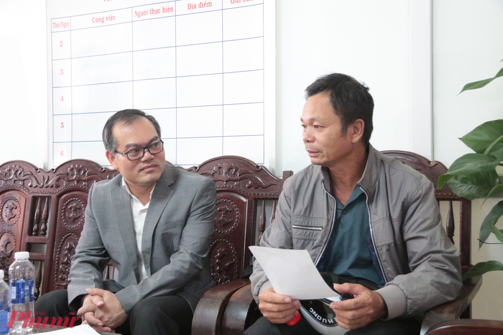 Bác sĩ Nguyễn Hữu Vũ Quang, Phó Giám đốc Sở Y tế tỉnh Đắk Lắk hỏi thăm sức khỏe của bệnh nhân