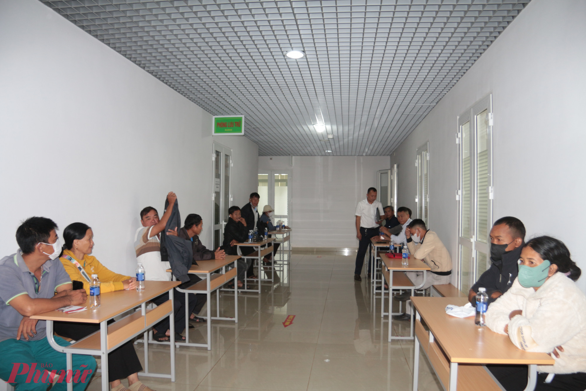 Hàng chục bệnh nhân đến bệnh viện để được kiểm tra sức khỏe