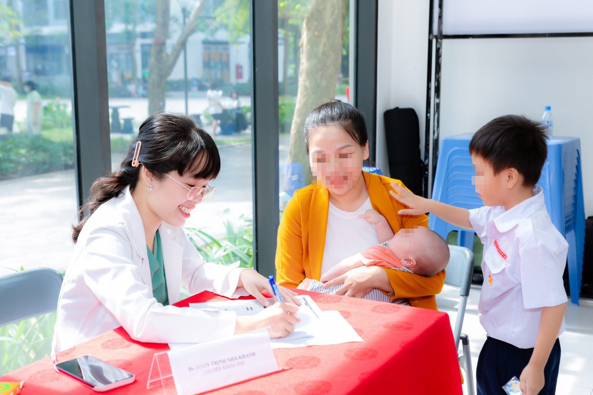 Vừa tựu trường chưa bao lâu, bác sĩ Đoàn Trịnh Nhã Khanh liên tiếp ghi nhận các ca tới khám liên quan thay đổi môi trường sống và tiếp xúc nhiều ngưởi (ảnh: N. K.)