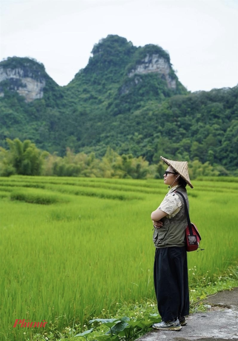 Cao Bằng mùa lúa chín không chỉ đẹp ở màu xanh – vàng óng ả trải dài khắp các thửa ruộng bậc thang, mà còn mang đến cho du khách một kiểu du lịch rất riêng: hòa mình trọn vẹn vào thiên nhiên, rời xa nhịp sống hối hả của đô thị.