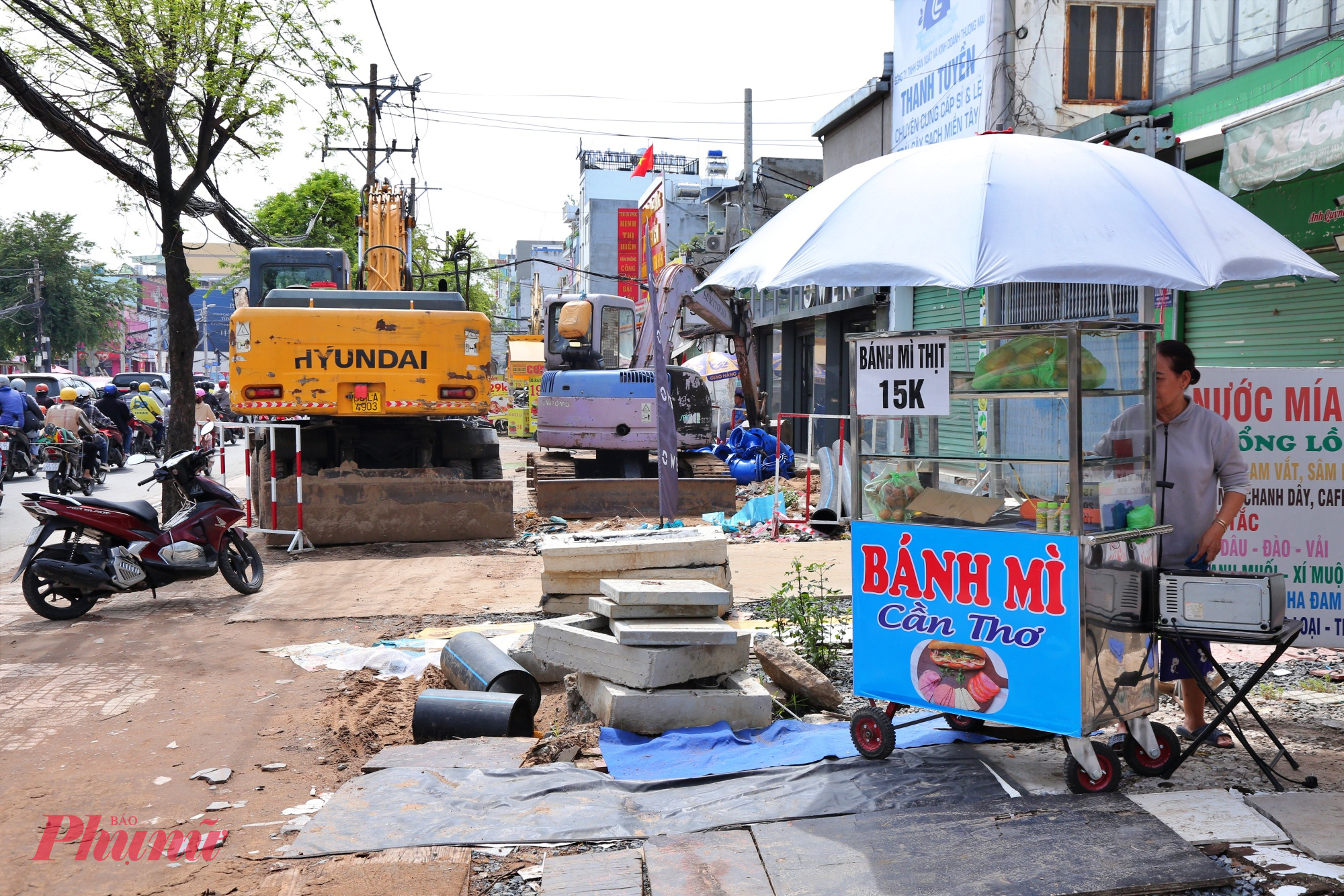 Người dân khu vực cho biết dù tiếc nuối khi phải nhường lại đất đai, song họ kỳ vọng công trình hoàn thành sẽ góp phần giảm kẹt xe và thay đổi diện mạo đô thị.