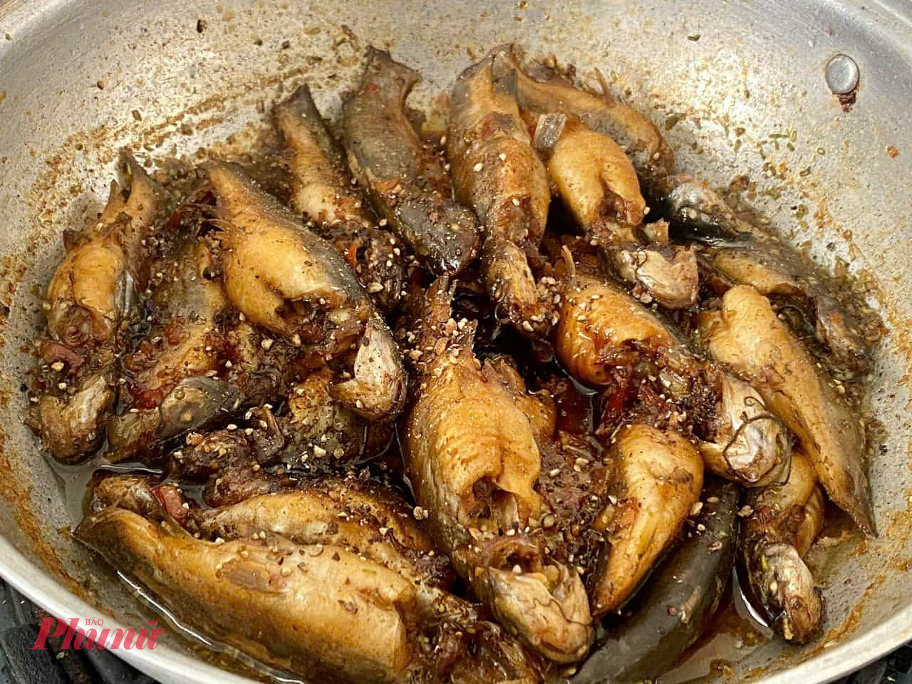 Giờ đây, muốn ăn cá sông, cá đồng thì phải đi chợ sớm hoặc dặn bạn hàng quen - Ảnh: Vương Minh