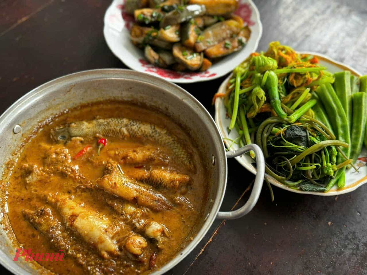 Đi xa, thứ tôi thèm nhất là bữa cơm nhà với cá kho, rau luộc - Ảnh: Vương Minh