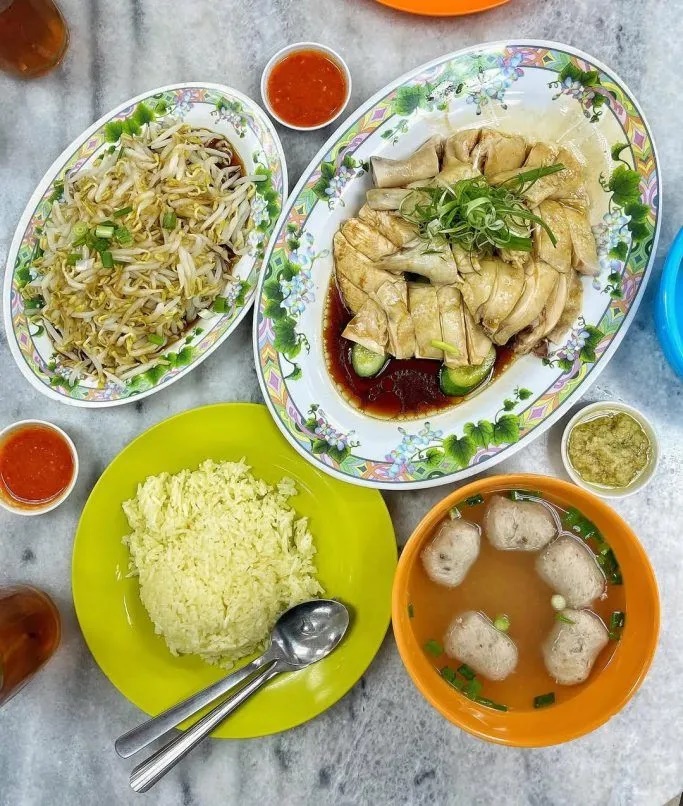 Cơm gà khá giống với cơm gà của Singapore nhưng cơm gà Malaysia mang một hương vị rất riêng. Cơm được nấu với nước luộc gà, thêm chút lá dứa và gừng nên cơm tơi, bóng dẻo tạo và có mùi thơm đặc trưng. Gà thì có gà luộc hoặc gà quay, gà chiên. Nước sốt thì sánh đặc, có vị ngọt mặn hài hòa từ nước tương, dầu hào và các gia vị khác. Nước chấm cơm gà có vị chua, cay, mặn, ngọt hòa quyện.