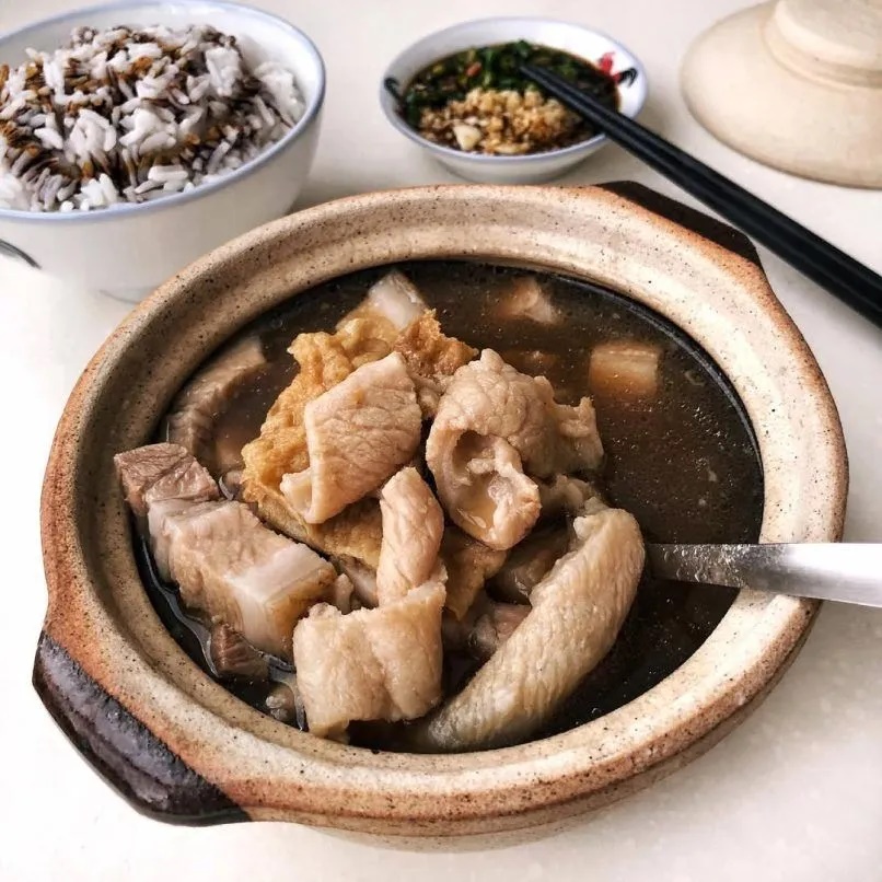 Bak kut teh được dịch là “trà sườn heo” nhưng không có trà. Đây là canh sườn heo nấu với các loại thảo mộc như: kỷ tử, rễ sâm, đại táo, quế chi, hoa hồi, đinh hương, tỏi.  Canh để trong nồi đất nhỏ để giữ nóng và ăn với cơm trắng. Món này cũng phổ biến ở Singapore, nhưng Malaysia khác ở chỗ nước canh màu sẫm hơn và có hương vị đặc trưng. 