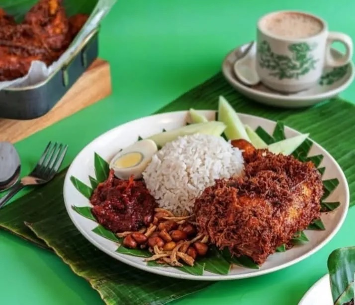 Cơm nasi lemak là món ăn truyền thống của Malaysia gồm: cơm nước cốt dừa, sốt sambal ngọt cay, miếng gà chiên thơm ngon, dưa leo và đậu phộng. Sốt sambal ngọt cay là linh hồn của cơm nasi lemak, nó có vị cay nồng của ớt, vị ngọt dịu của đường và vị thơm mặn từ mắm. Cơm này có thể dùng cho bữa sáng, bữa trưa và bữa tối.