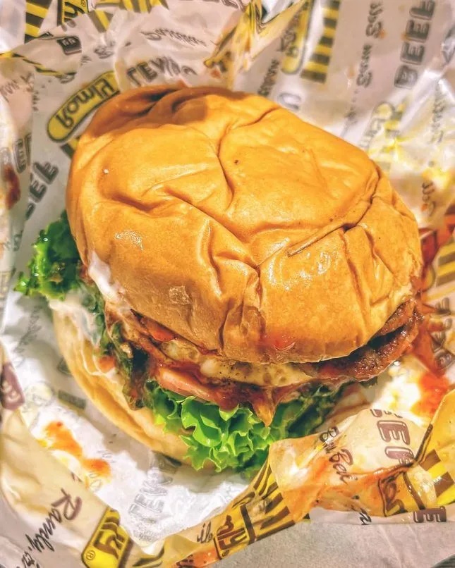 Ramly burger là món ăn khuya bán nhiều ở các xe bán hàng trên đường phố. Thịt bò, gà được áp chảo thêm vào hỗn hợp bơ, nước tương và tiêu. Trứng chiên mỏng bọc quanh miếng thịt rồi cho vào giữa bánh burger nóng cùng rau củ và rưới lên nhiều loại nước sốt.