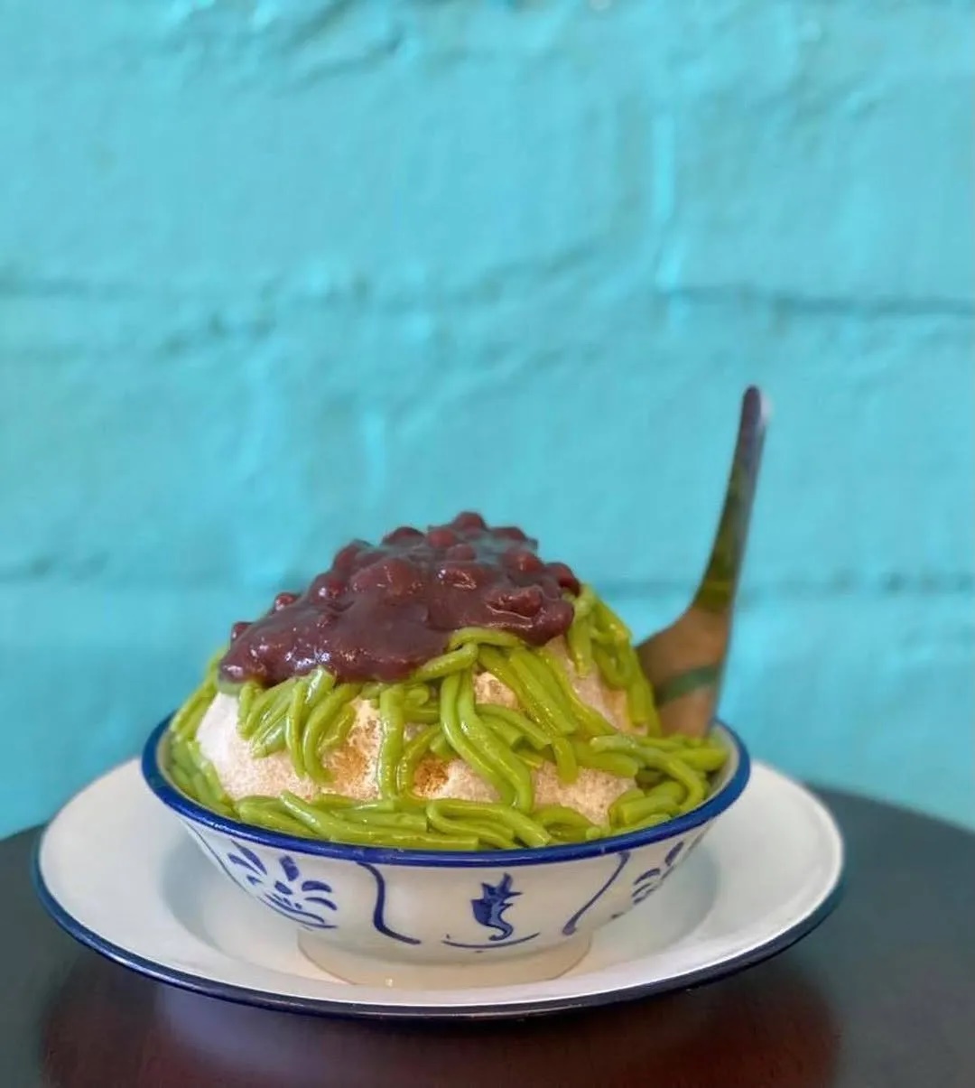 Cendol là món tráng miệng mát lạnh, ngọt ngào. Thành phần centrol có đá bào chế lên nước cốt dừa, đường, cendol (giống bánh lọt Việt Nam), đậu đỏ, bắp hạt luộc, thạch dừa. Cendol dễ tìm ở các quán vỉa hè. 