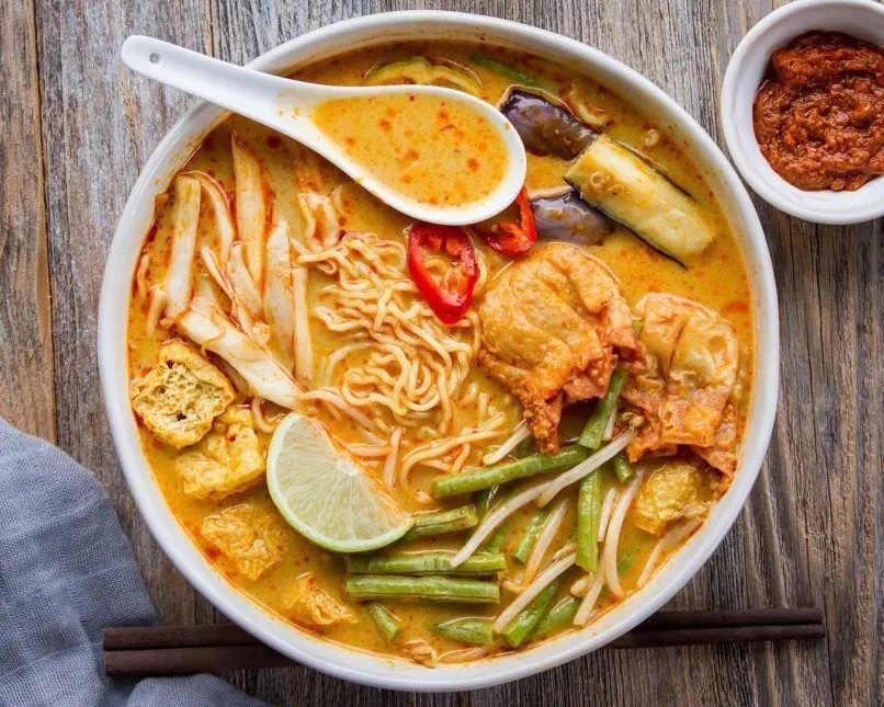 Laksa có 2 loại là laksa cà ri và laksa me chua. Loại cà ri thì nước dùng nấu từ nước cốt dừa, cà ri, ớt và tôm khô, tạo nên vị cay nồng và đậm đà; để thêm vào tàu hũ ky, nghêu, tôm, giá… và ăn cùng với mì hoặc bún. Nước dùng của laksa me chua thì có vị chua thanh từ me, vị cay nồng từ ớt, vị ngọt từ cá và không có nước cốt dừa. Món này ăn với bún to như bún bò, dưa leo, hành tây, ớt và một chút mắm.