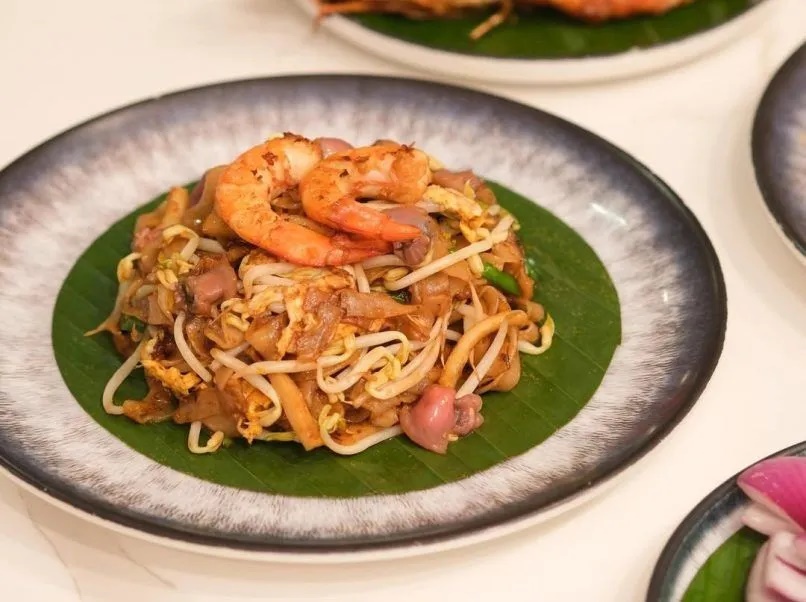Char kuey teow là món mì xào với tôm, trứng, sò huyết, rau củ và có mùi khét nhẹ. Món mì nhanh gọn và no bụng này có nguồn gốc từ Trung Quốc.