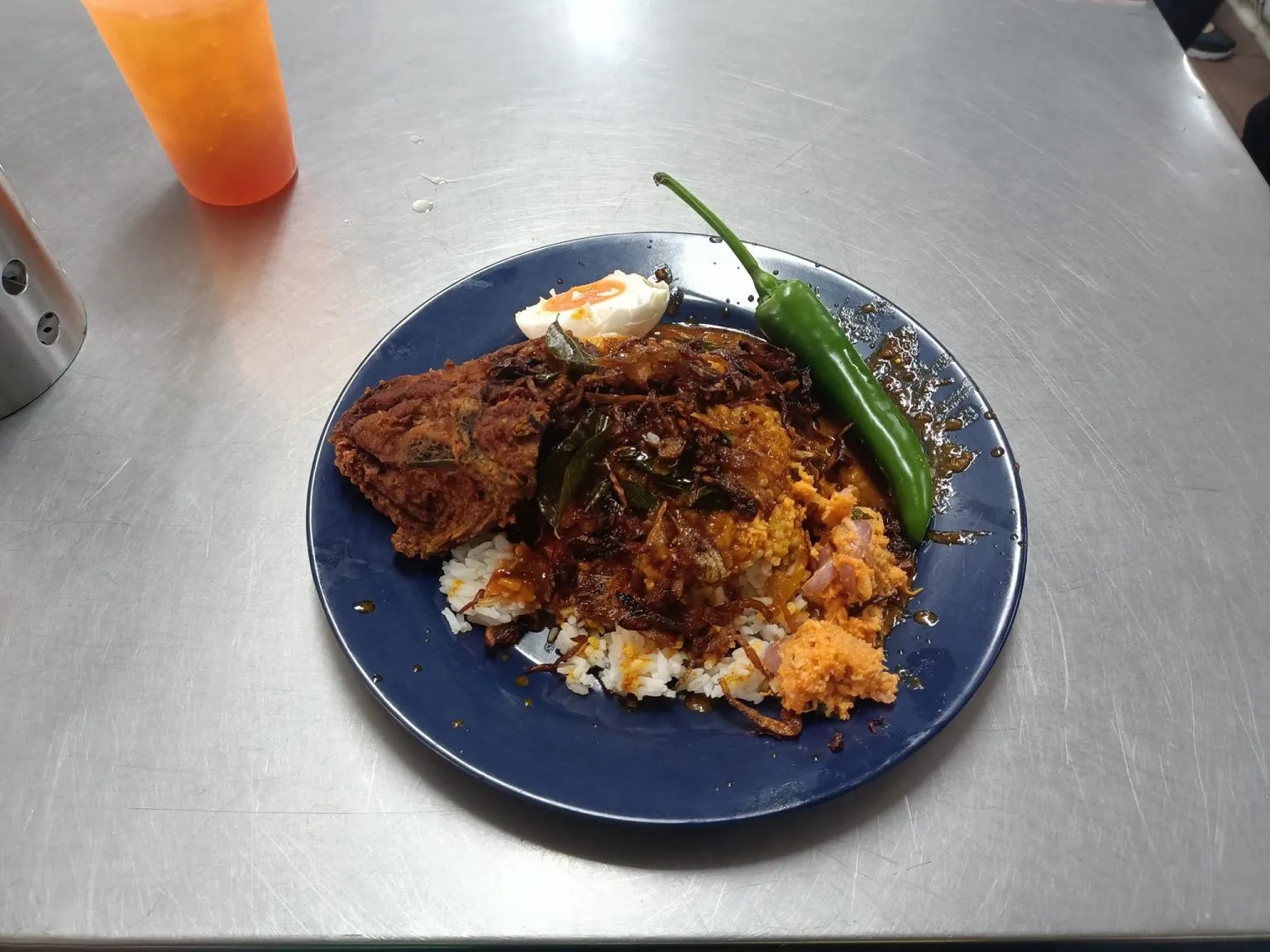Nasi Kandar là cơm được chang lên nột hỗn hợp nước sốt từ nhiều loại cà ri khác nhau; ăn cùng cà ri cá, gà, bò, cừu hoặc cùng hải sản chiên và rau củ. Món này được người Malaysia ăn vào bữa trưa hoặc bữa tối.