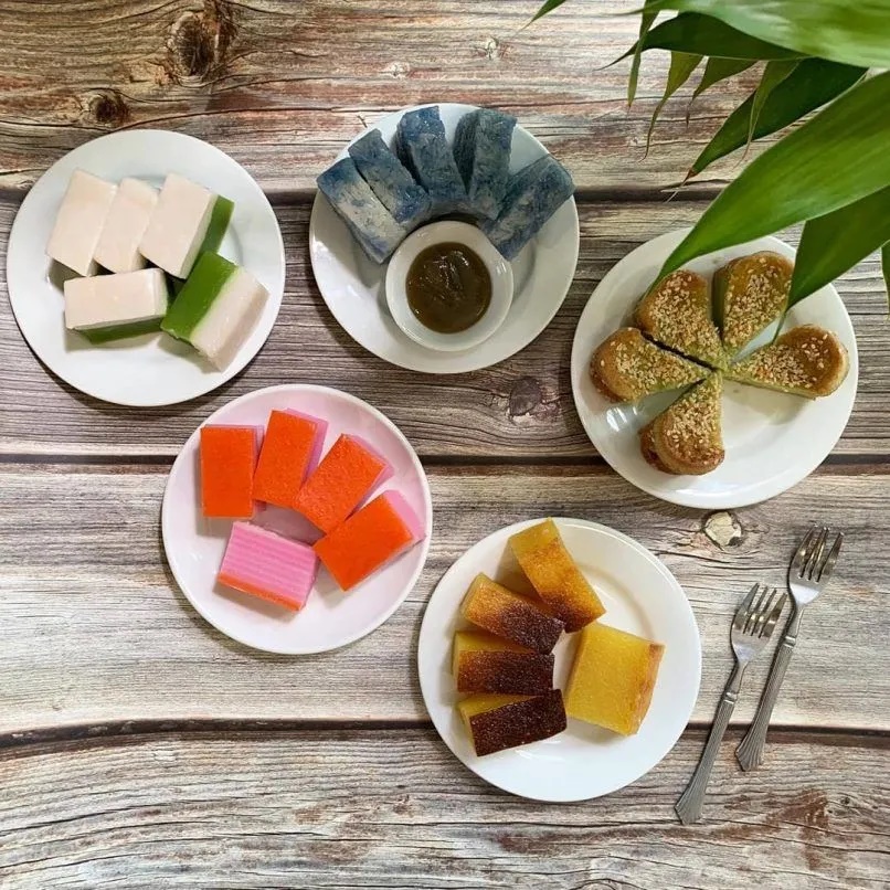 Nyonya kuih là các loại bánh truyền thống có màu sắc rực rỡ làm từ nguyên liệu tự nhiên như: lá dứa, hoa đậu biếc, củ dền, nghệ… Hầu hết các loại kuih đều được làm từ bột nếp, bột gạo, nước cốt dừa, đường và lá dứa, tạo nên vị béo ngậy, ngọt thanh và thơm lá dứa.