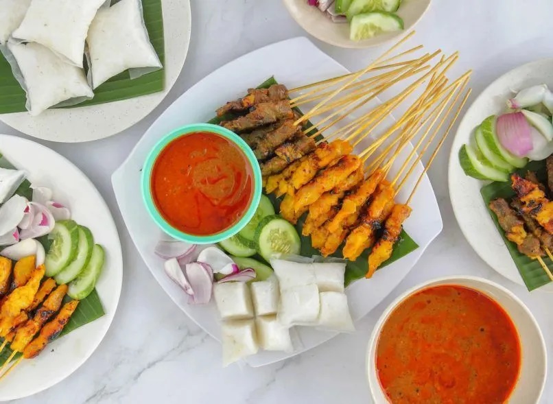 Satay là xiên thịt gà, bò,cừu, tôm nướng trên lửa than chấm sốt đậu phộng ngọt cay và ăn kèm với bánh gạo, dưa leo, hành tây.