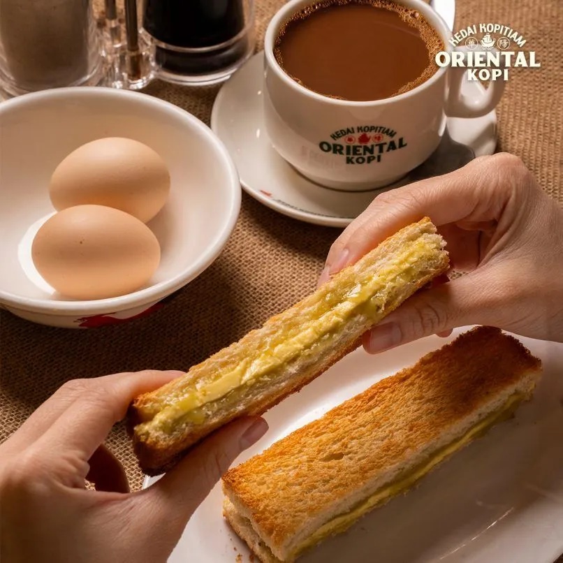 Bánh mì nướng bơ kaya là bữa sáng truyền thống ở Malaysia. Bánh mì lát nướng giòn cùng với bơ ăn cùng với mứt kaya. Mứt có màu xanh nhạt, ngọt thanh, béo nhẹ và thơm lá dứa được làm từ trứng, nước cốt dừa, lá dứa và đường.