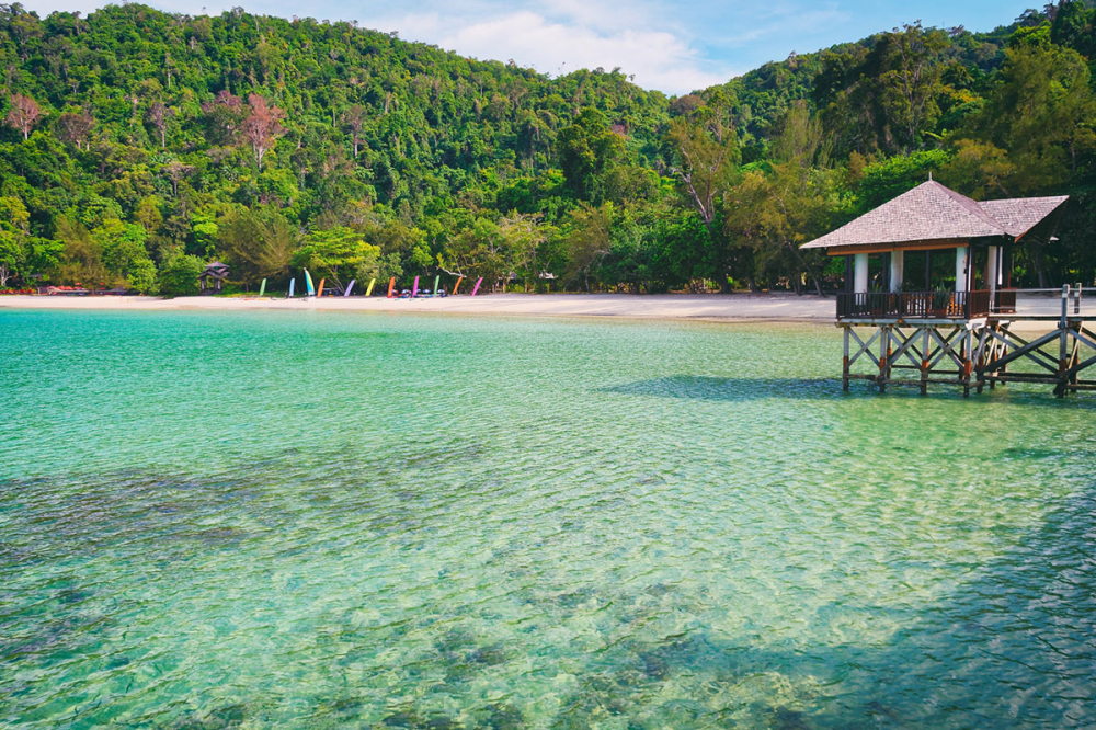 Nơi lưu trú: Bunga Raya Island Resort & Spa được thiết kế với nội thất gỗ ấm áp làm chủ đạo, nổi bật với villa rộng rãi với ban công riêng nhìn ra rừng hoặc biển Đông. Khu nghỉ đạt chứng nhận Travelife for Accommodation, khẳng định các cam kết của khu nghỉ dưỡng với các tiêu chuẩn lưu trú bền vững. 