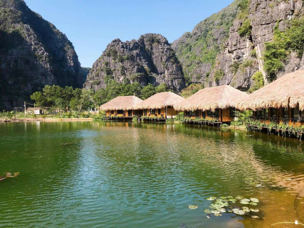 Ninh Bình, Việt Nam Là một phần trong chiến lược tập trung vào du lịch sinh thái và cộng đồng của Việt Nam, Ninh Bình tiên phong với các sáng kiến bền vững như giới hạn hoạt động của tàu thuyền du lịch ở Tam Cốc – Bích Động và khuyến khích người dân địa phương tự vận hành, phát triển homestay. Những nỗ lực này vừa bảo vệ hệ sinh thái tự nhiên dễ bị tác động, vừa gìn giữ truyền thống làng cổ. Du khách có thể chèo thuyền trên Khu bảo tồn thiên nhiên  Vân Long, đạp xe qua cánh đồng lúa cạnh núi đá vôi hoặc hòa mình vào đời sống thôn quê khi ghé thăm các khu chợ truyền thống, tham gia lớp nấu ăn và trải nghiệm hoạt động đi làm đồng cùng nông dân.