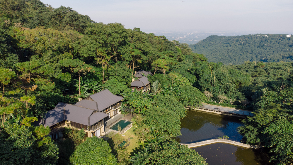 Nơi lưu trú: Cách Hà Nội chỉ khoảng một giờ di chuyển, Meliá Ba Vì Mountain Retreat là khu nghỉ dưỡng yên bình, thân thiện với môi trường, nằm gọn trong lòng Vườn quốc gia Ba Vì. Nơi đây kết hợp kiến trúc Pháp cổ điển hài hòa với di sản Việt Nam, mang đến trải nghiệm nghỉ dưỡng nhẹ nhàng giữa đất rừng và núi trời hùng vĩ. 