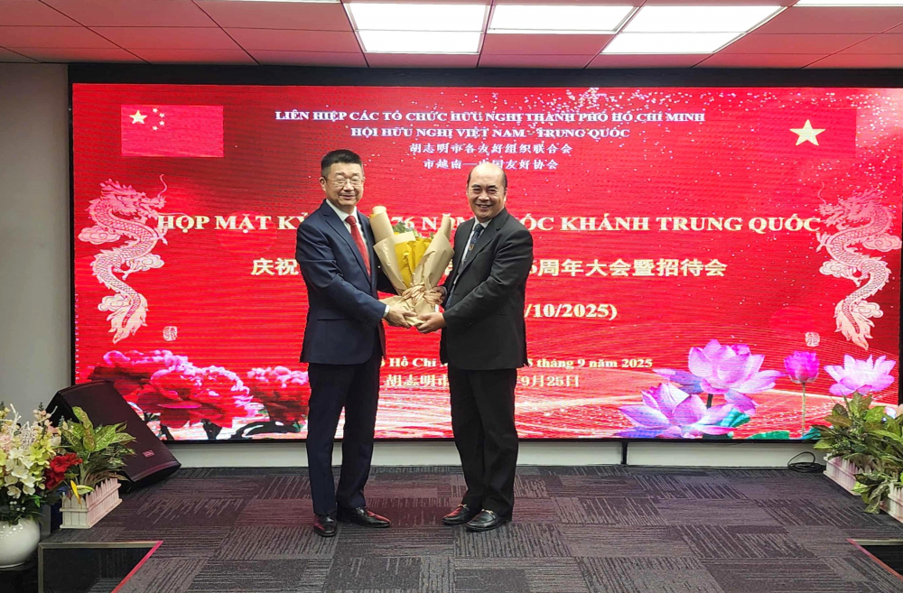 Ông Hồ Xuân Lâm, Phó Chủ tịch phụ trách Liên hiệp các Tổ chức hữu nghị TPHCM, gửi tặng bó hoa hữu nghị đến Tổng lãnh sự Trung Quốc tại TPHCM Đường Lập