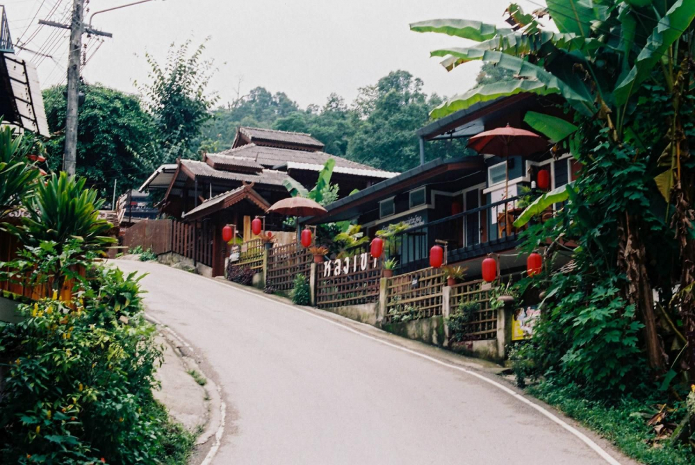 Làng Mae Kampong, Chiang Mai, Thái Lan: Giữa núi rừng sương mờ phía Bắc Thái Lan, bản Mae Kampong đã trở thành hình mẫu du lịch có trách nhiệm với rừng xanh, tiếng suối và nhịp sống bản làng cùng tồn tại hài hòa. Nổi tiếng với homestay và truyền thống trồng, sản xuất trà, cộng đồng nhỏ bé này cho thấy du lịch sinh thái có thể vừa bảo vệ cảnh quan thiên nhiên, vừa giúp người dân duy trì sinh kế như thế nào. Tại Mae Kampong, “bền vững” không phải khái niệm xa vời, mà đã trở thành nhịp sống của người dân: từ những bữa ăn với nguyên liệu tự trồng từ vườn hay những hoạt động để cả làng cùng nhau giảm thiểu rác thải. Với du khách, ngôi làng này đã trở thành một nơi lý tưởng để dừng chân và hít thở cùng thiên nhiên, mang theo sự bình yên, ấm áp của lòng hiếu khách. 